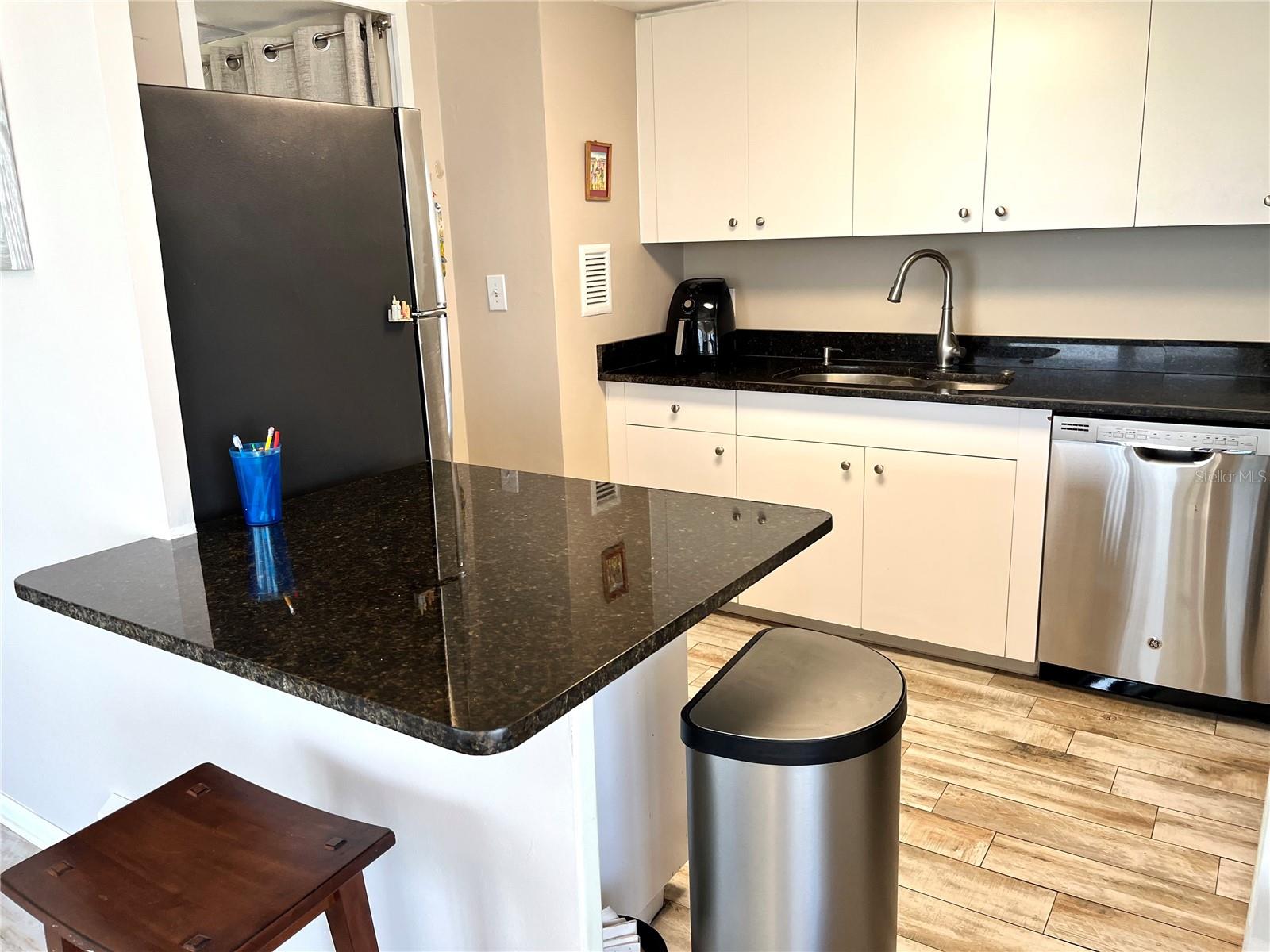 Image 23 of 80 For 880 Mandalay Avenue N414