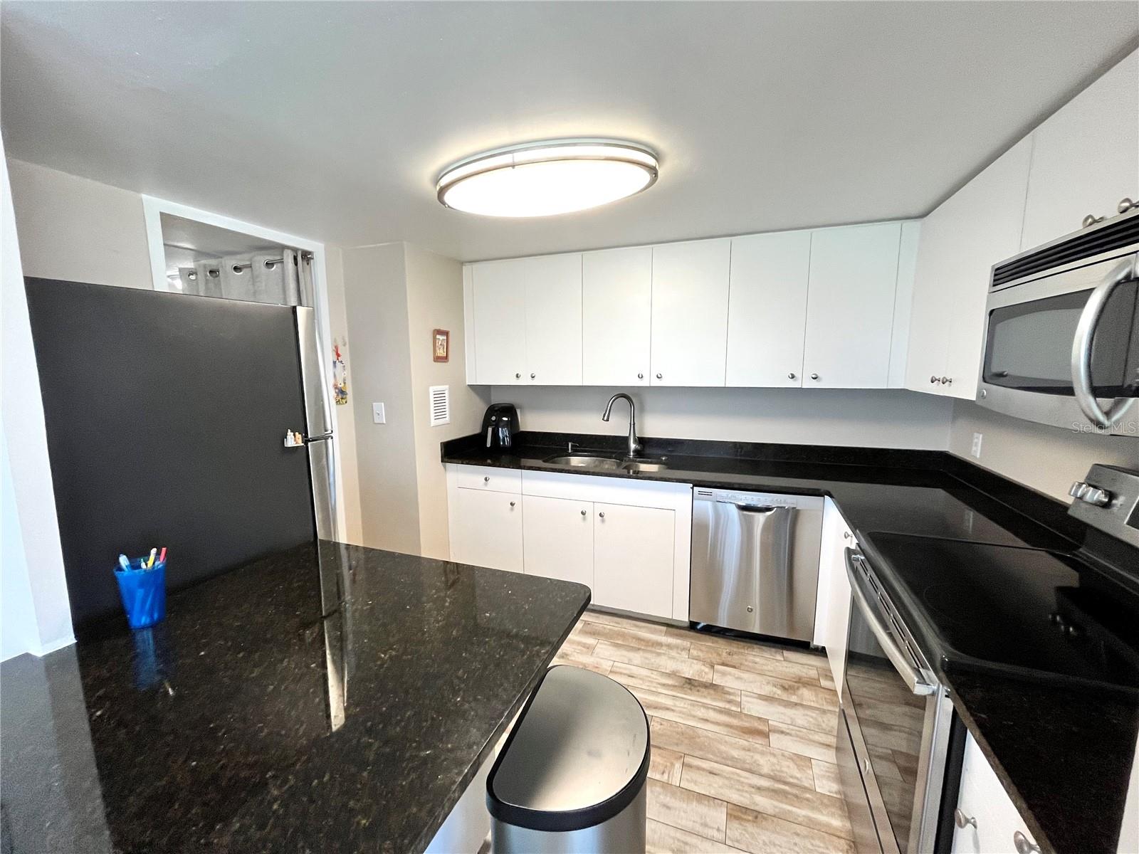 Image 24 of 80 For 880 Mandalay Avenue N414