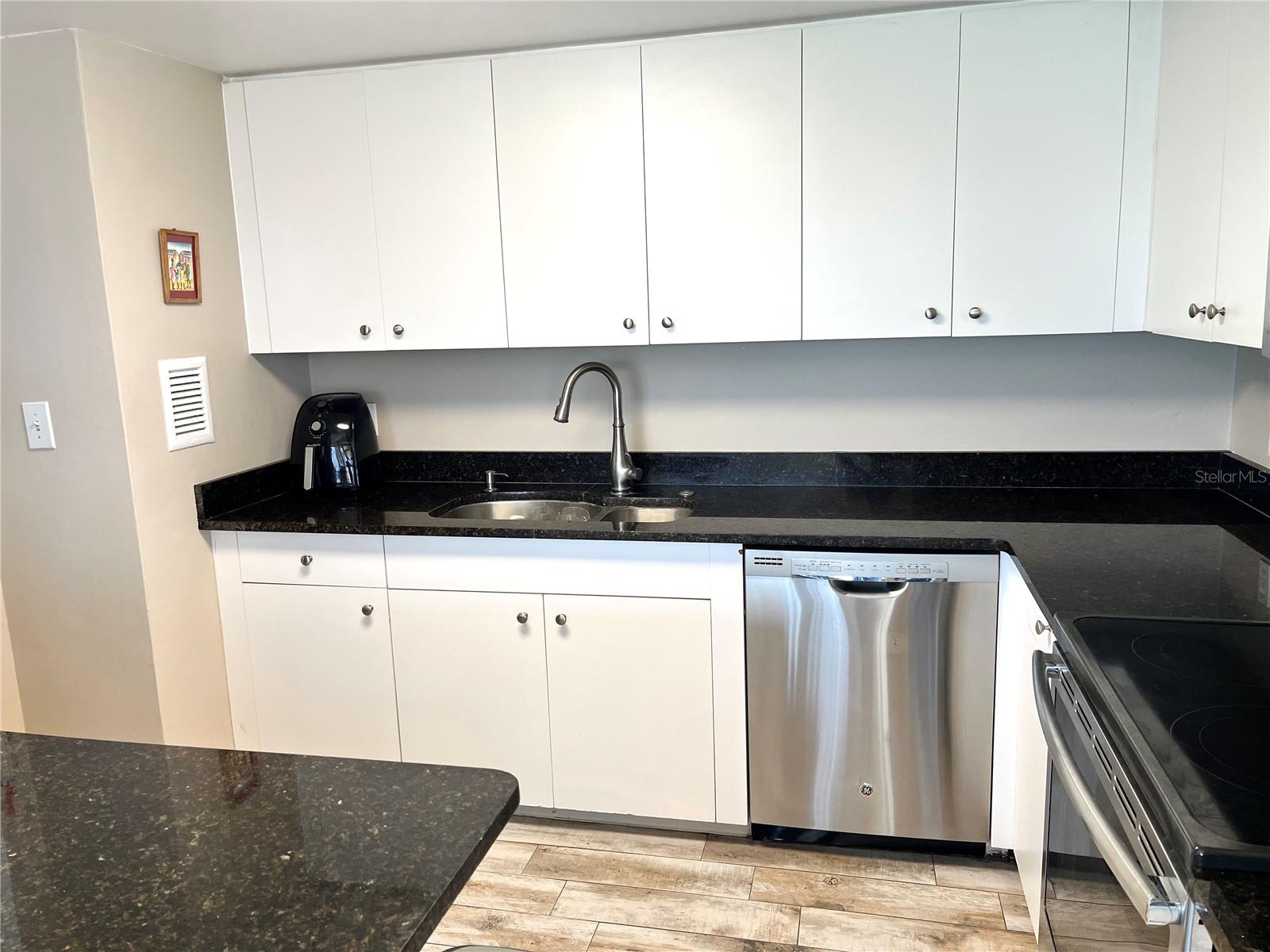 Image 25 of 80 For 880 Mandalay Avenue N414