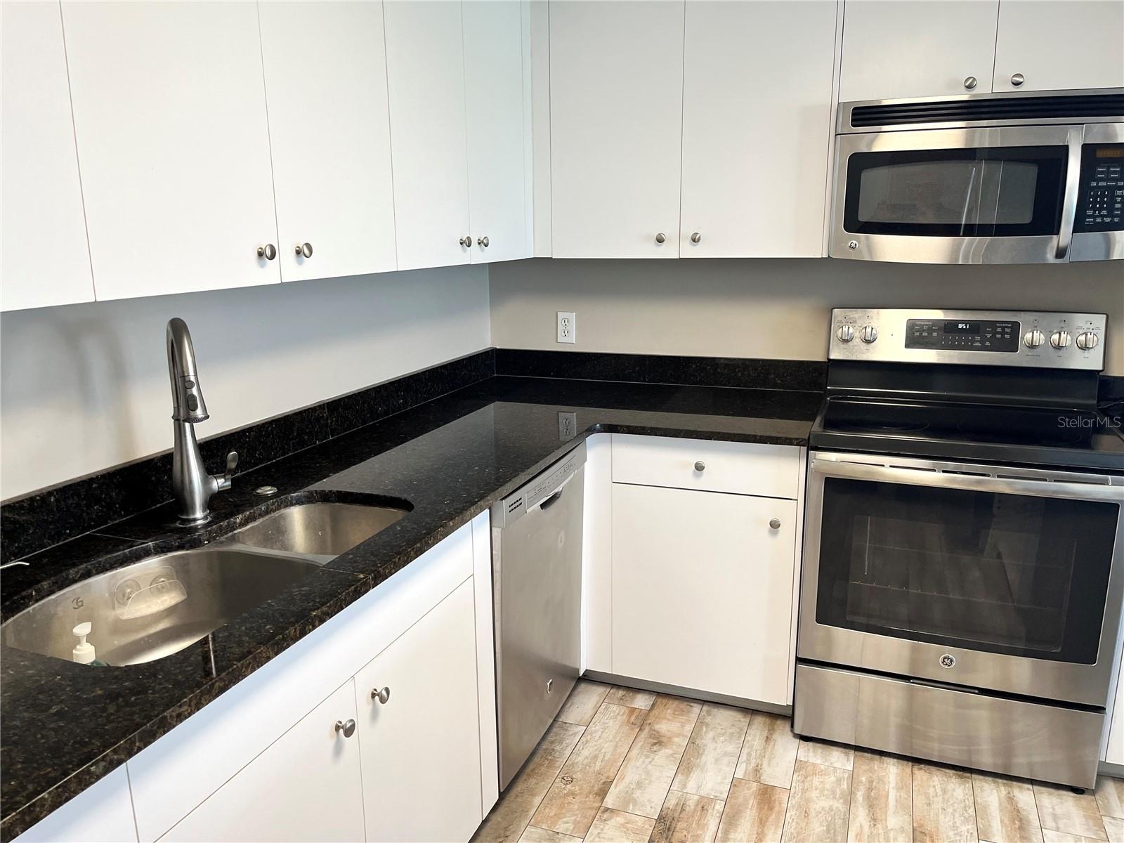 Image 27 of 80 For 880 Mandalay Avenue N414