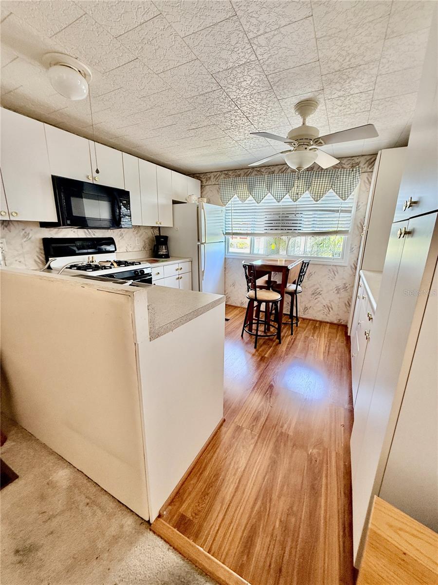 Listing photo id 11 for 651 54th Lane S 14