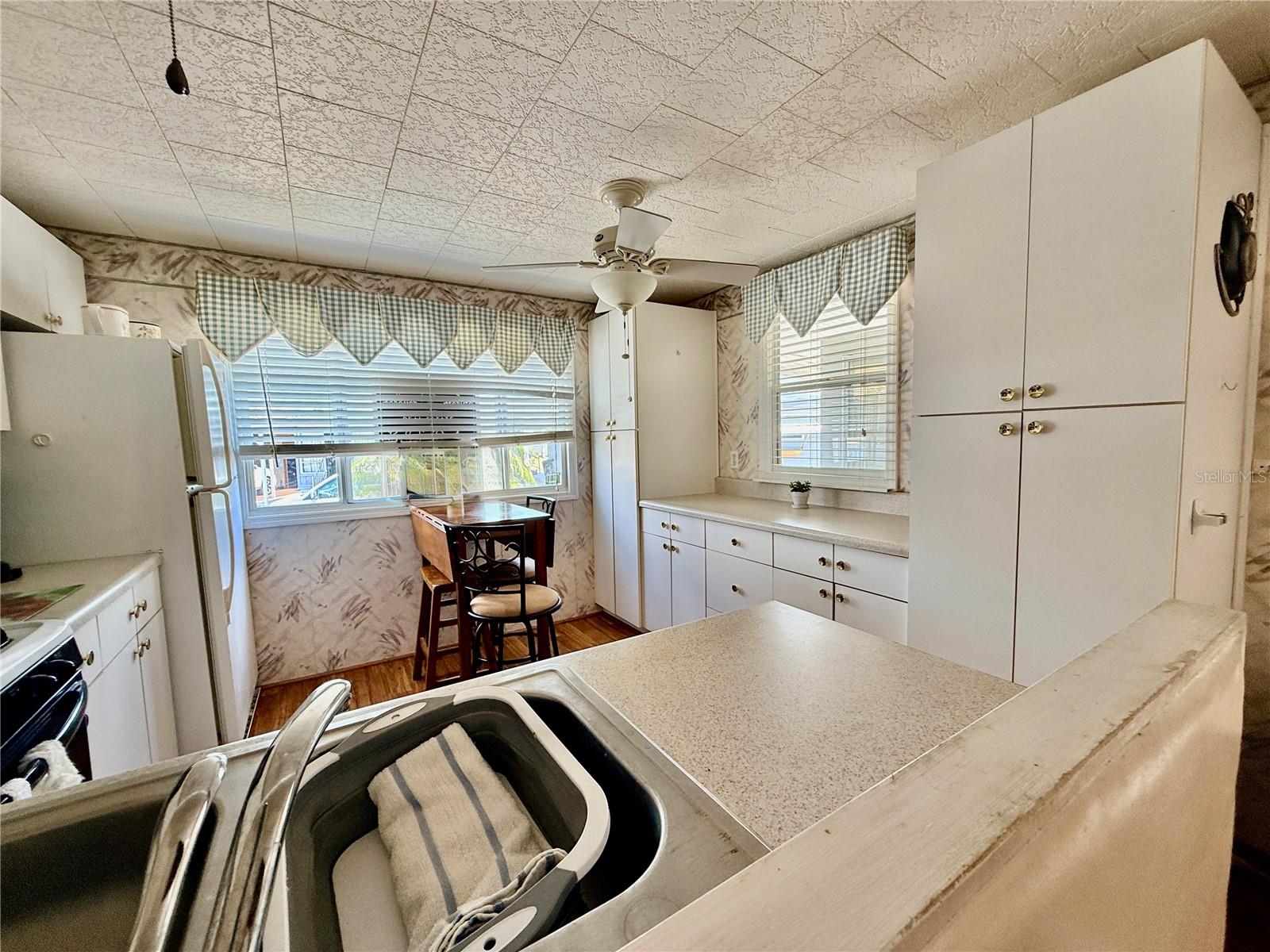 Listing photo id 12 for 651 54th Lane S 14