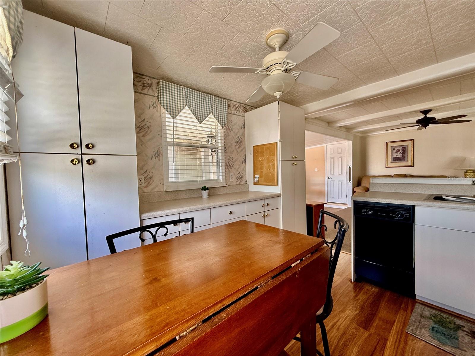 Listing photo id 13 for 651 54th Lane S 14