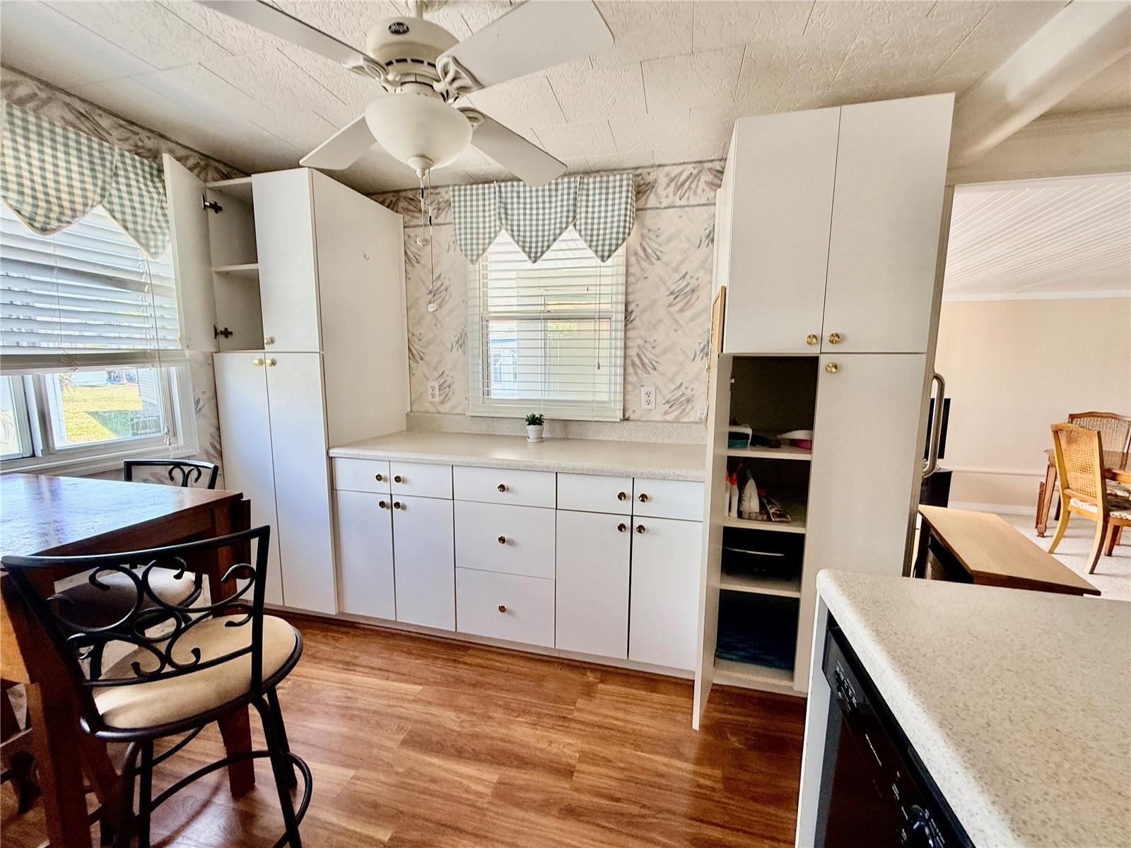 Listing photo id 15 for 651 54th Lane S 14