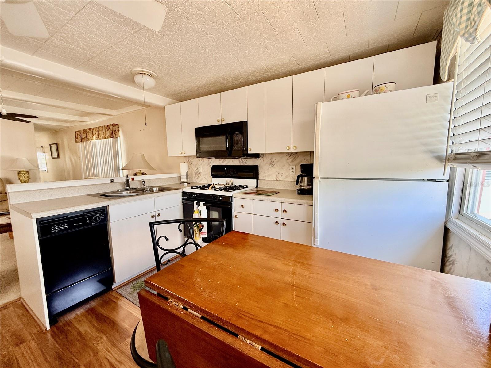 Listing photo id 17 for 651 54th Lane S 14