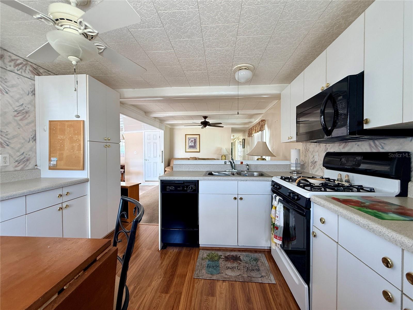 Listing photo id 18 for 651 54th Lane S 14