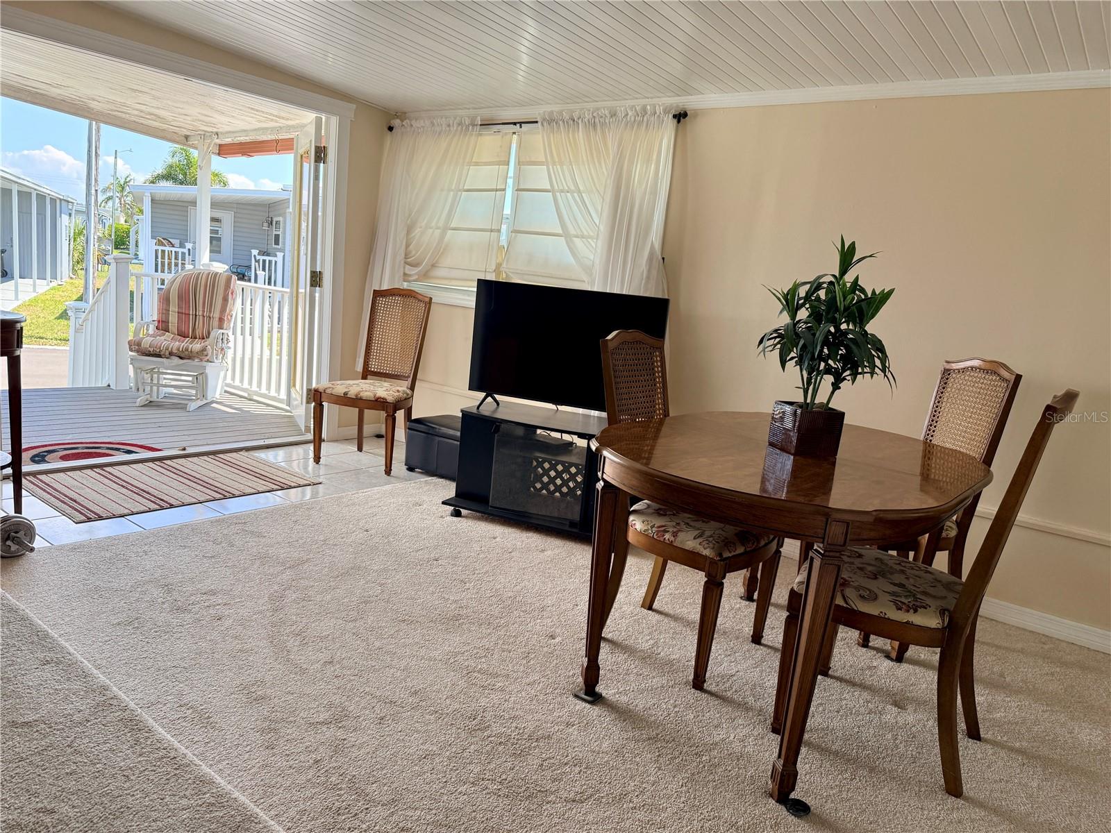 Listing photo id 4 for 651 54th Lane S 14