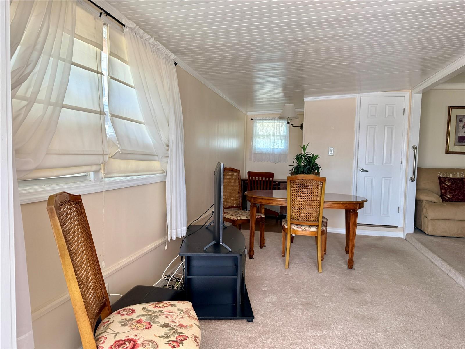 Listing photo id 5 for 651 54th Lane S 14