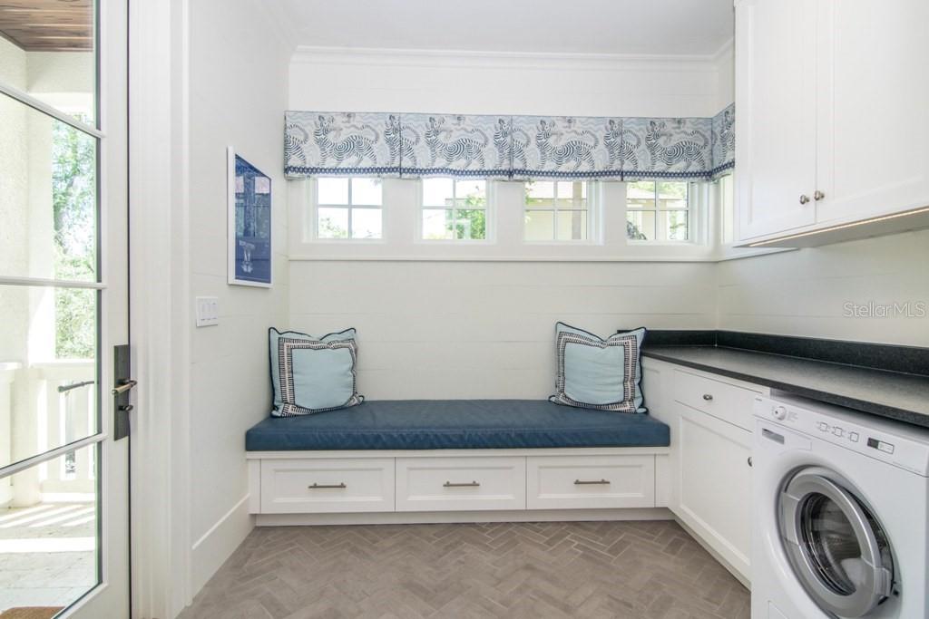 Image 24 of 68 For 908 Dakota Avenue