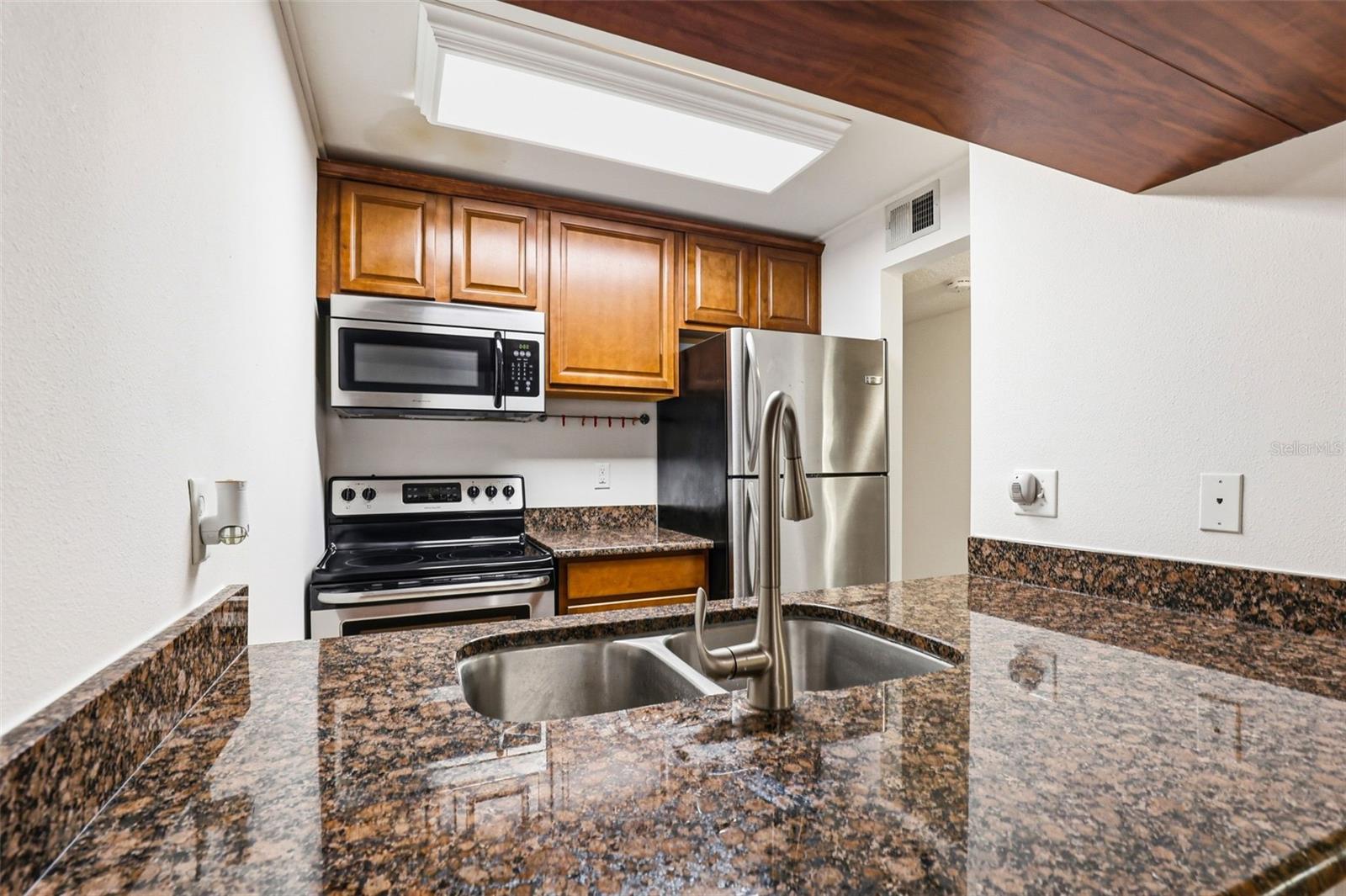 Image 6 of 18 For 1799 Highland Avenue 5