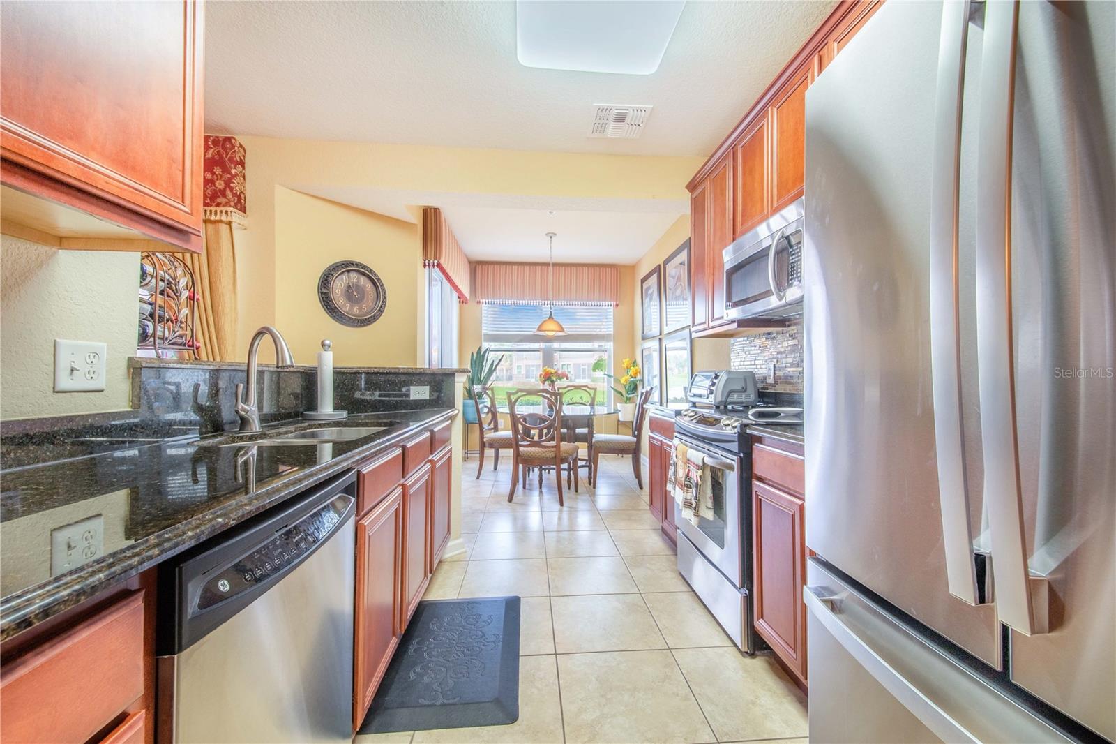 Listing photo id 12 for 1206 Romani Avenue