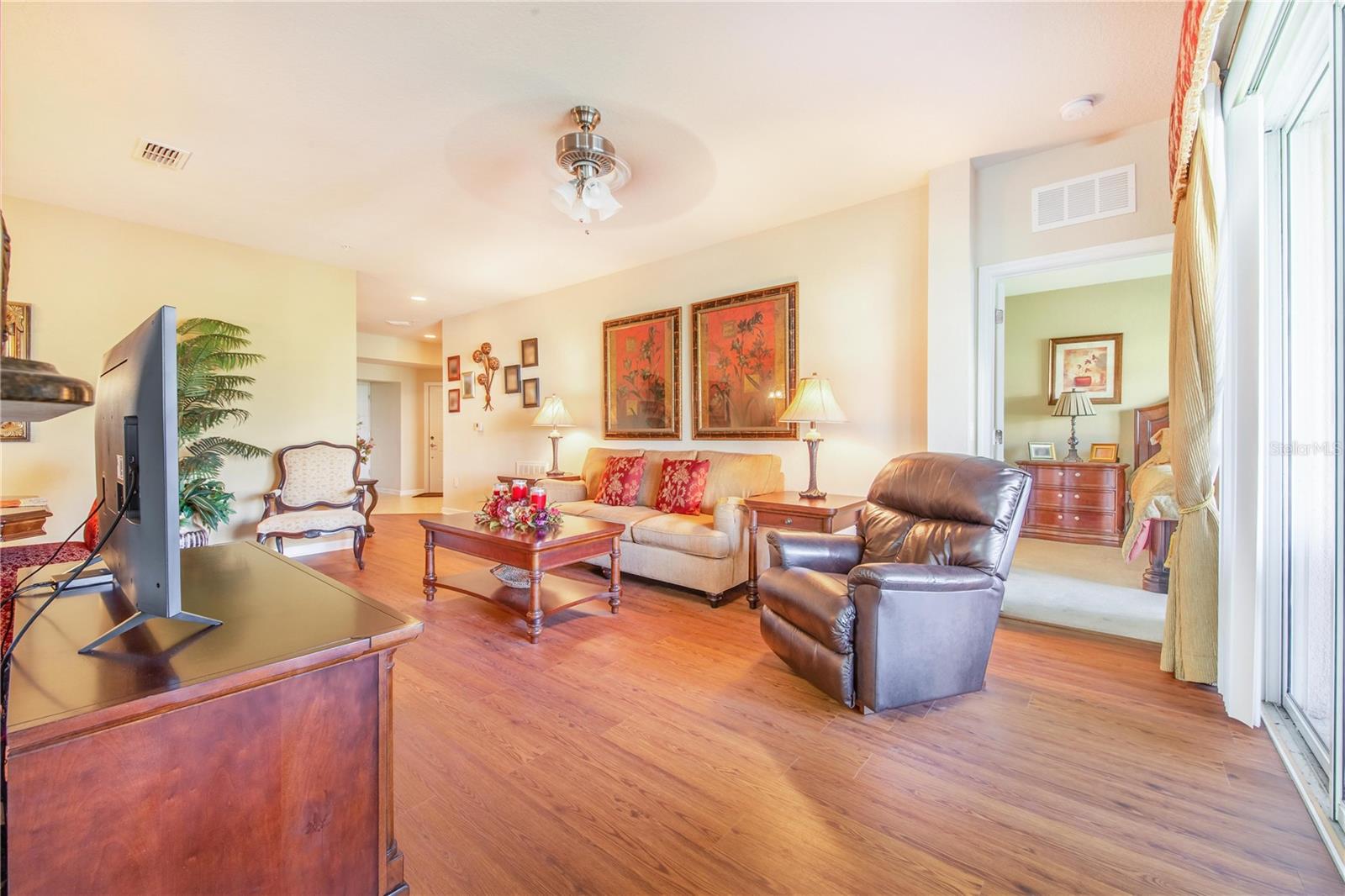 Listing photo id 16 for 1206 Romani Avenue