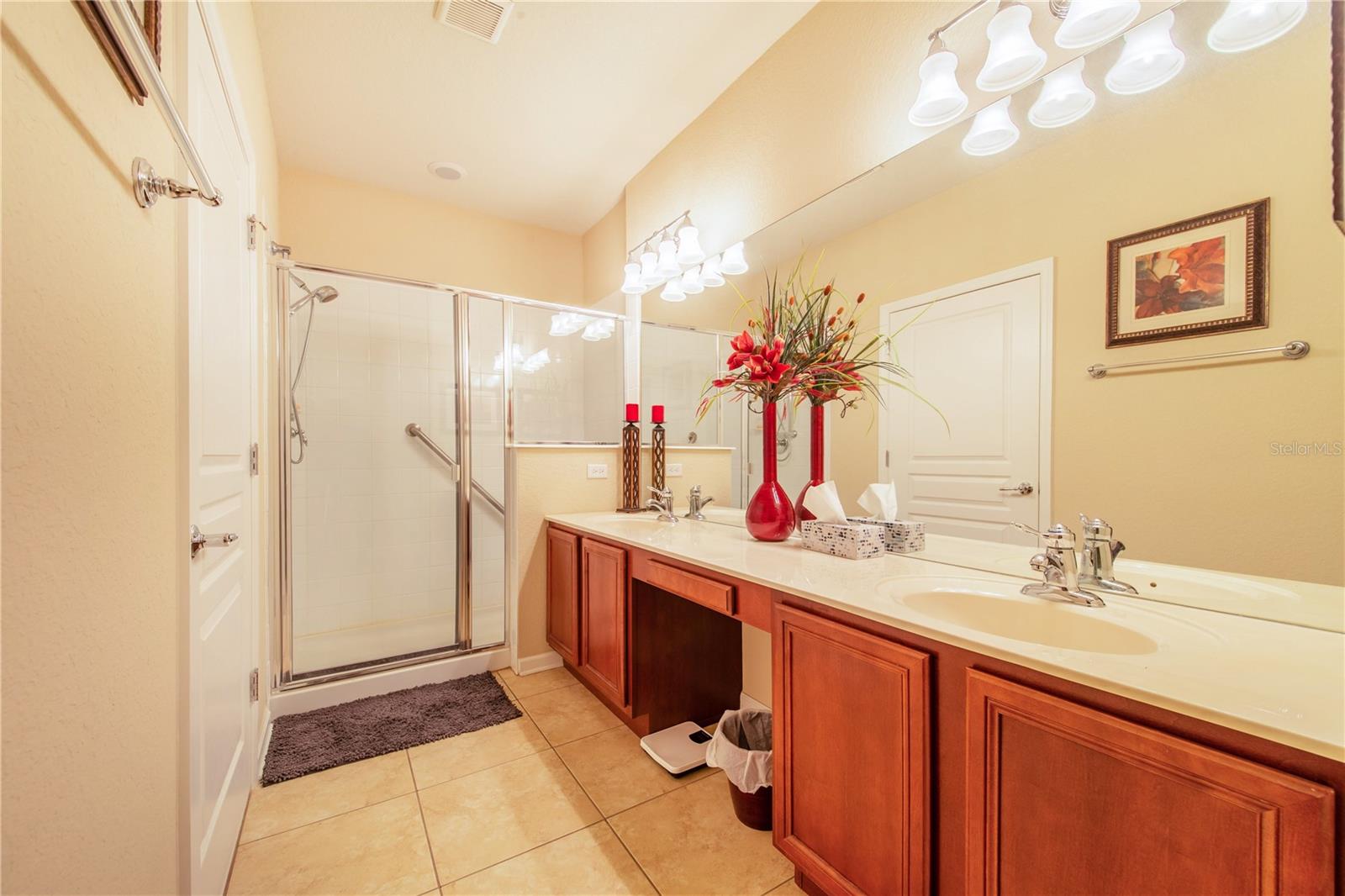 Listing photo id 20 for 1206 Romani Avenue