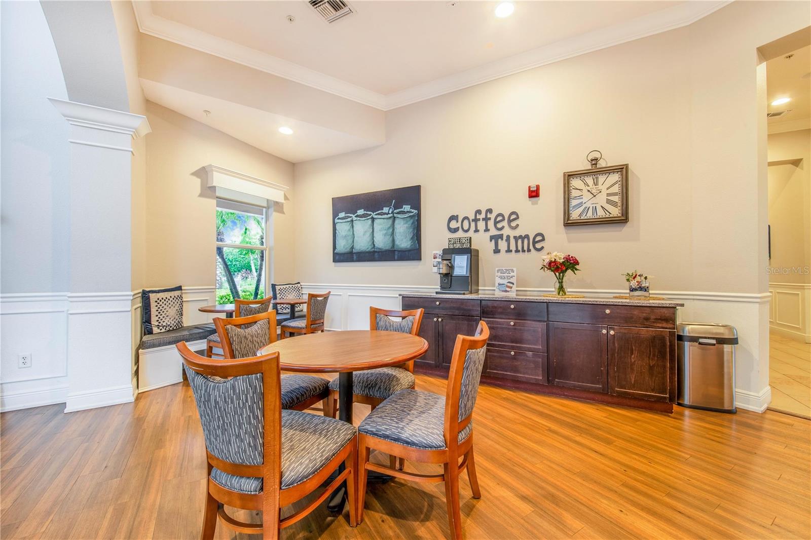 Listing photo id 35 for 1206 Romani Avenue