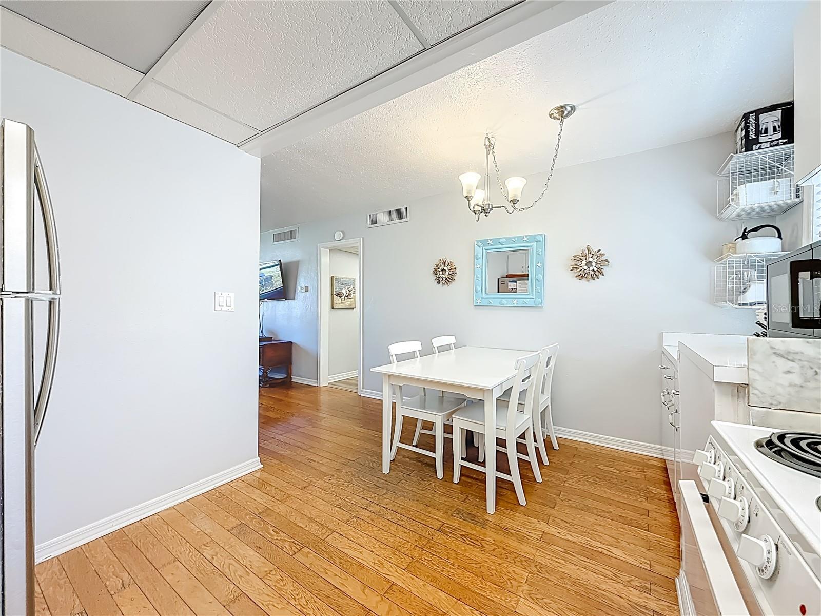 Listing photo id 11 for 6700 Sunset Way 604