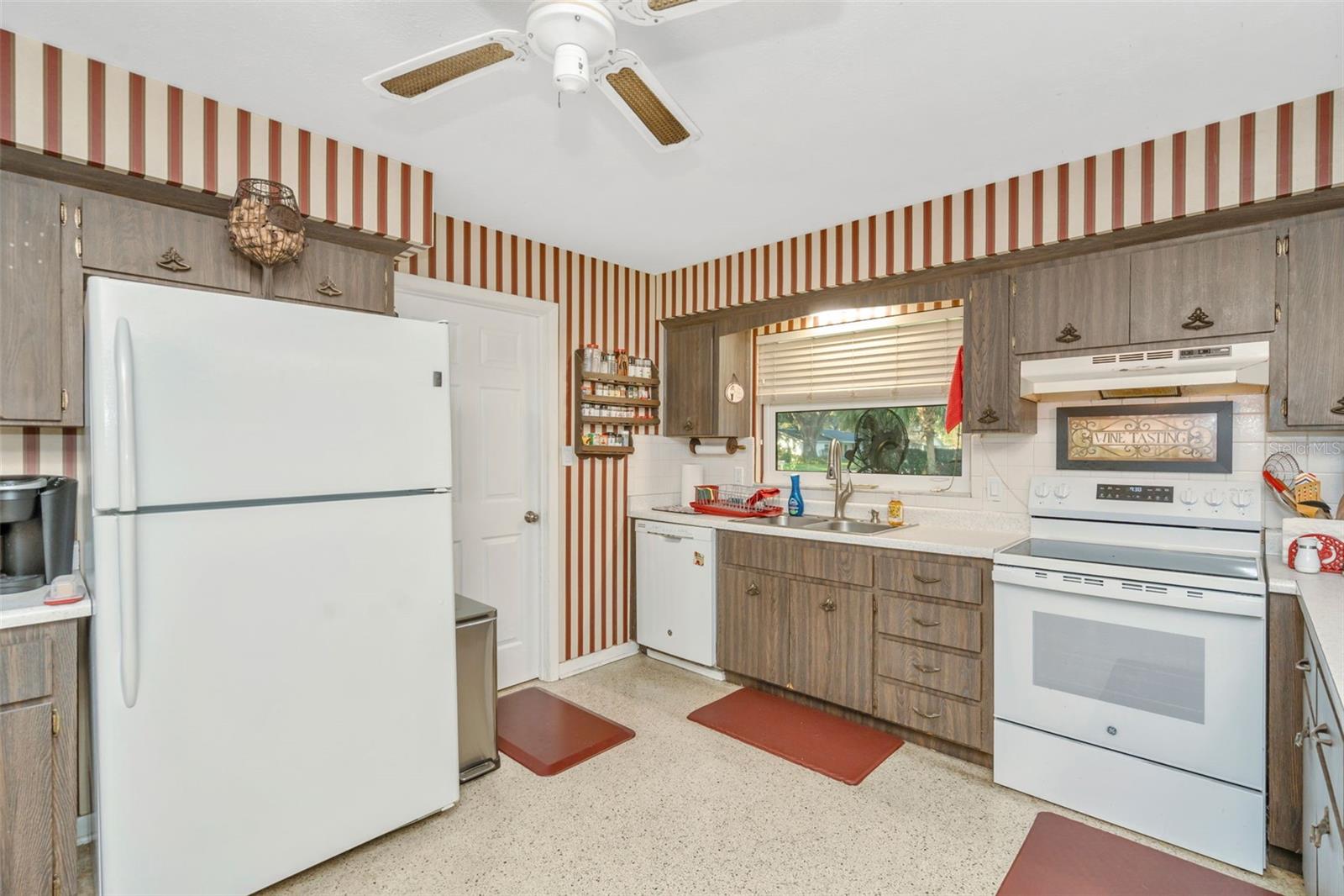 Image 11 of 41 For 808 Coulter Pl