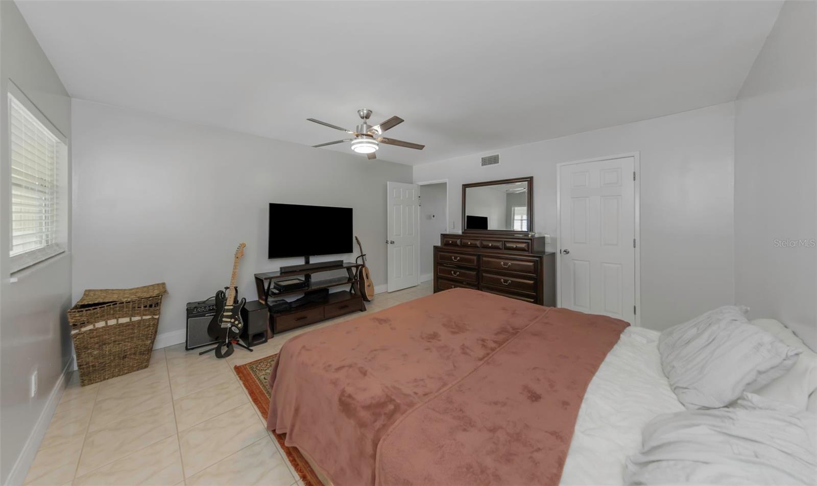 Image 21 of 69 For 1819 Shore Drive S 318