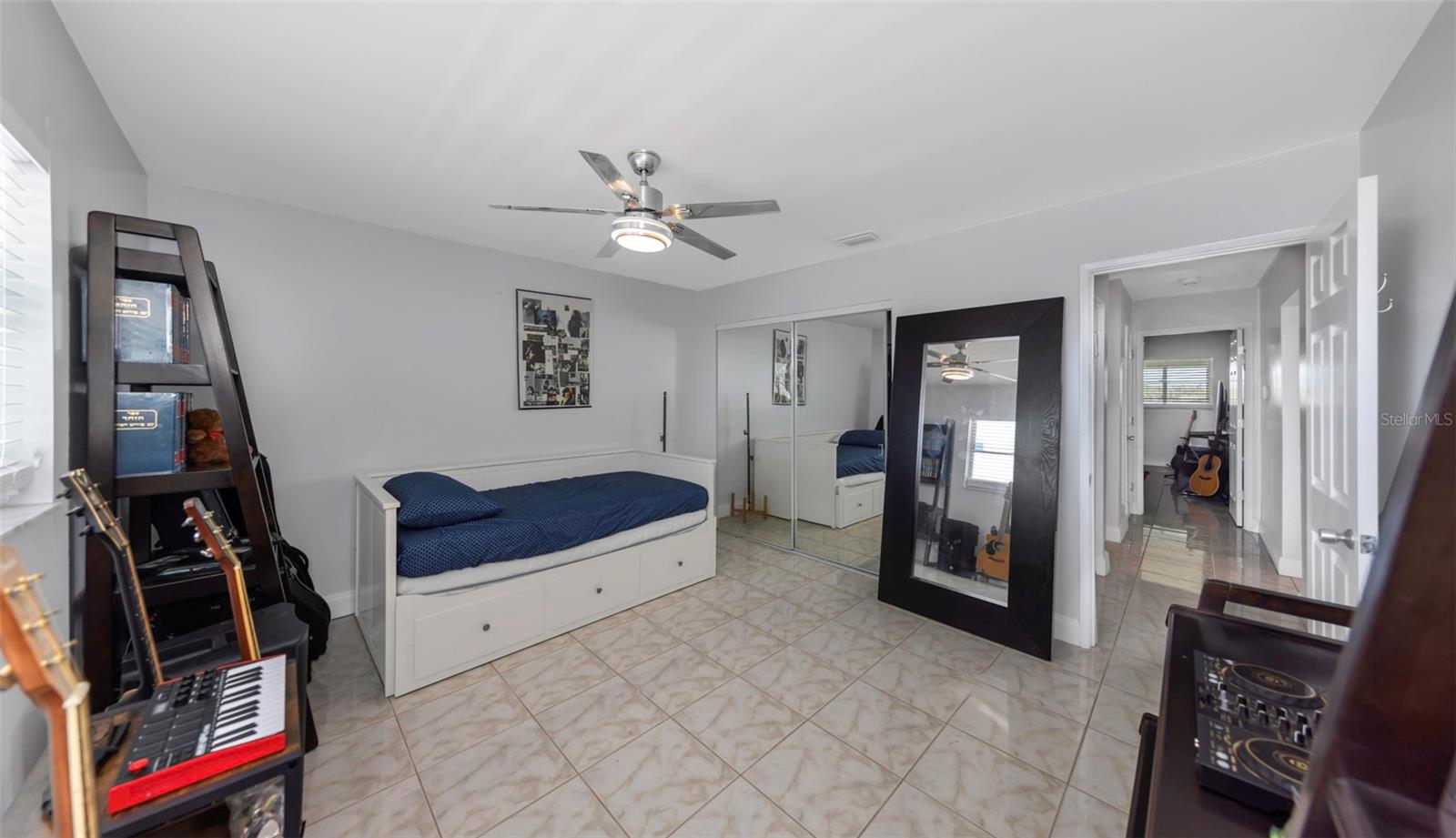 Image 27 of 69 For 1819 Shore Drive S 318