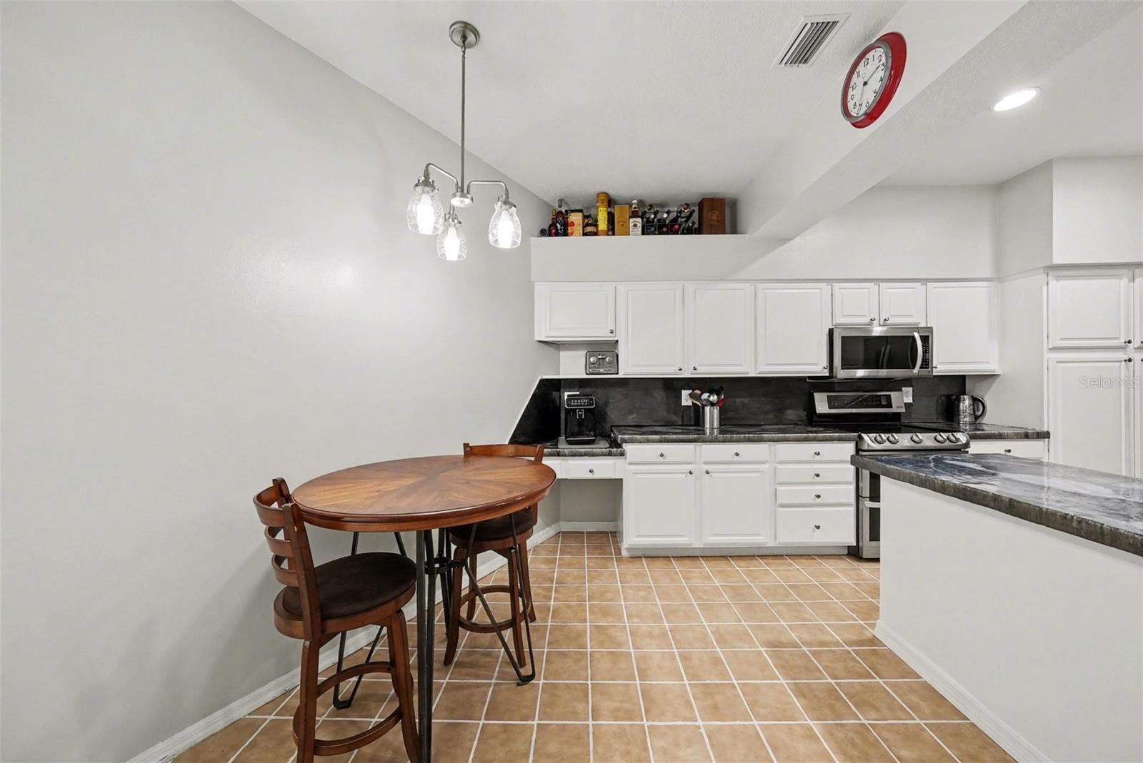 Listing photo id 8 for 9207 Rockrose Drive