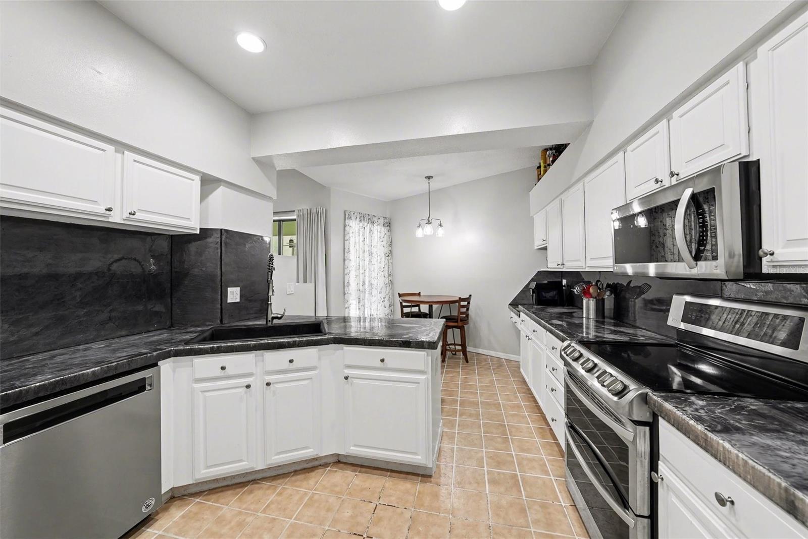 Listing photo id 9 for 9207 Rockrose Drive