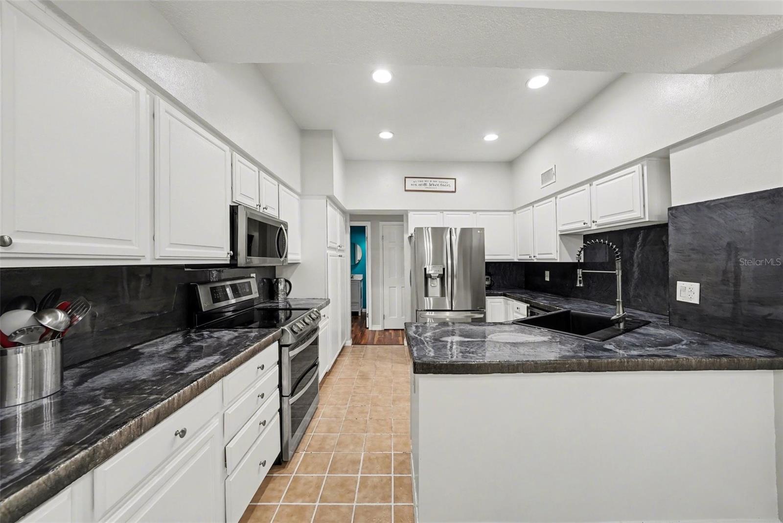 Listing photo id 10 for 9207 Rockrose Drive