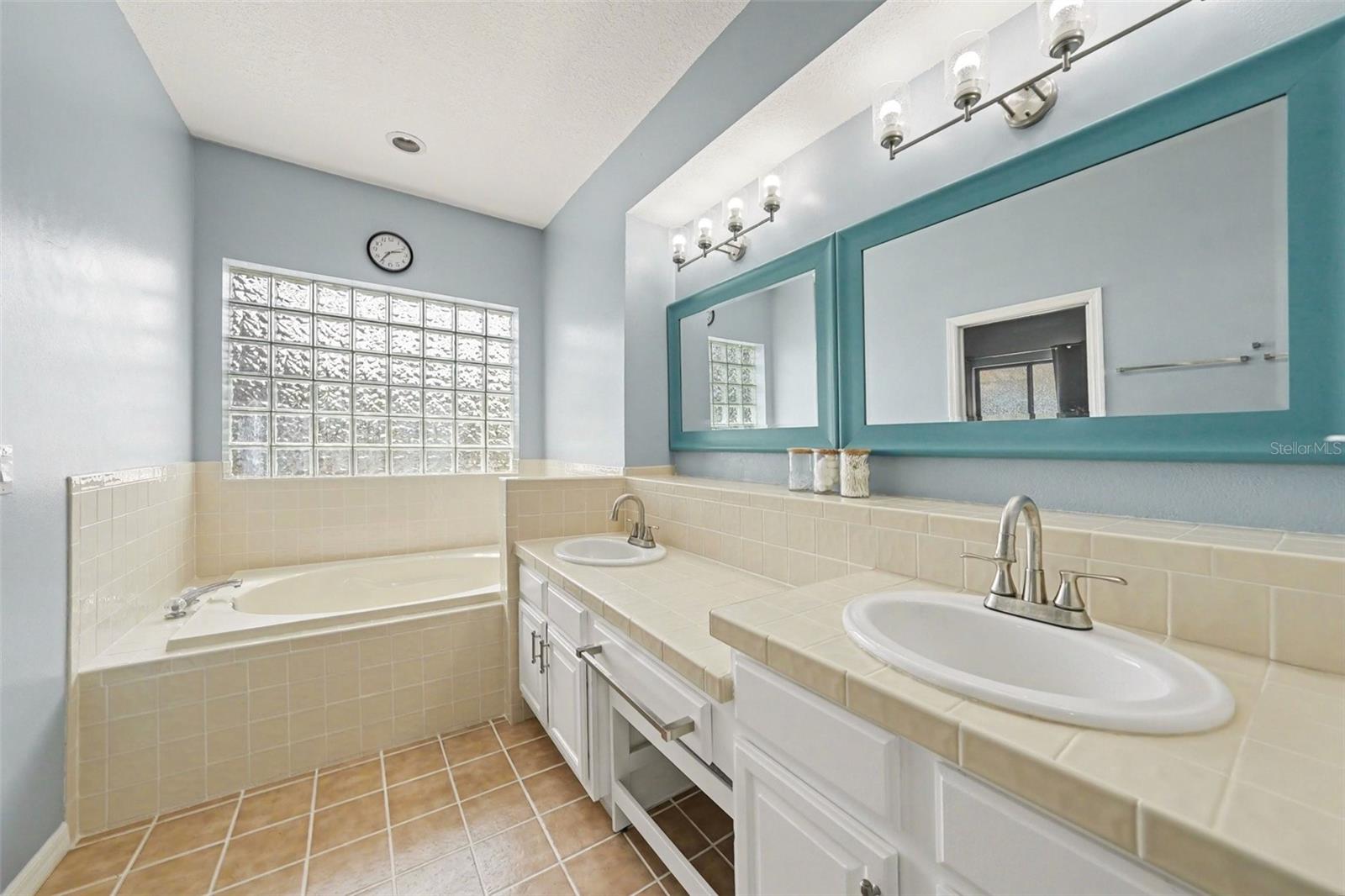 Listing photo id 13 for 9207 Rockrose Drive