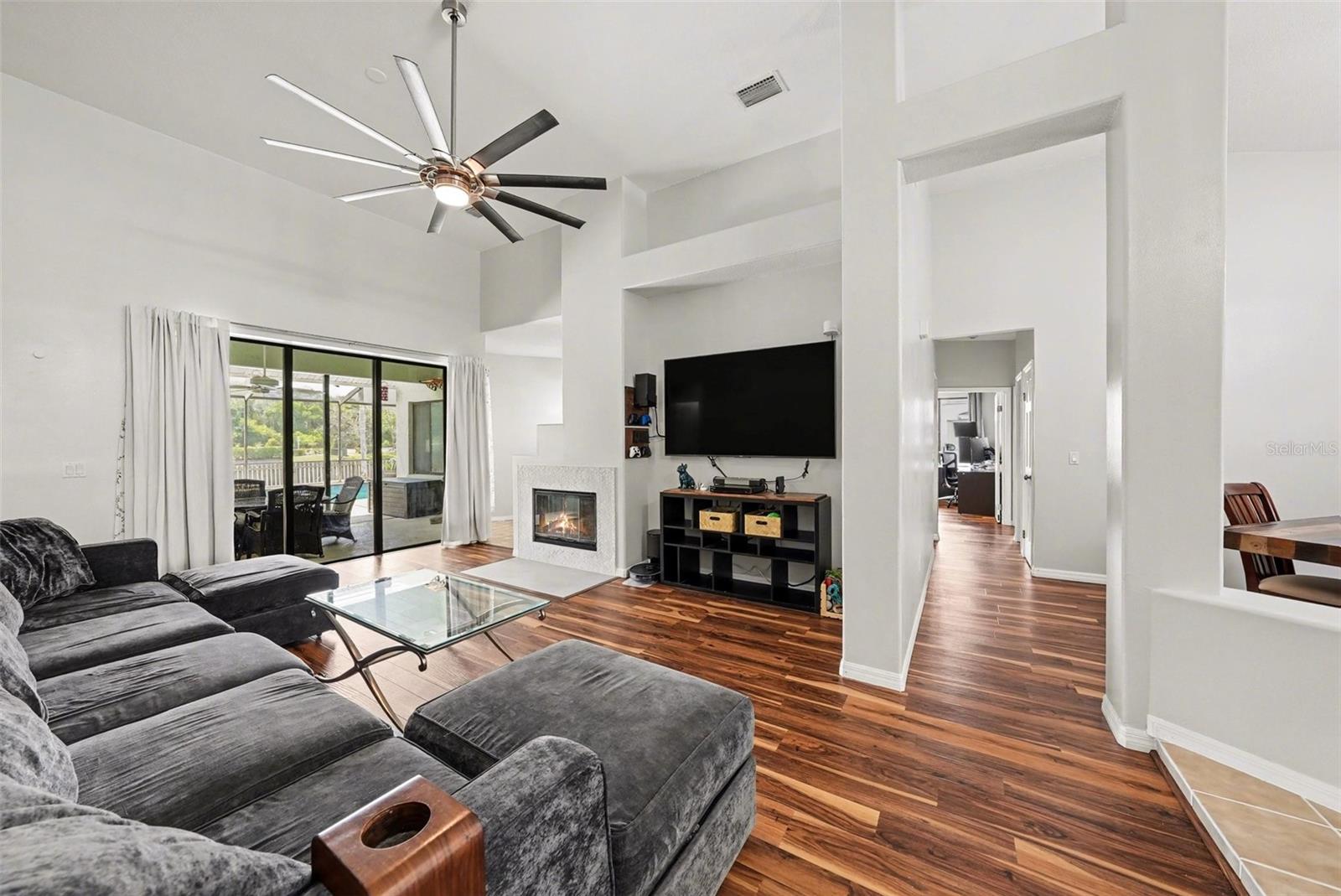 Listing photo id 3 for 9207 Rockrose Drive