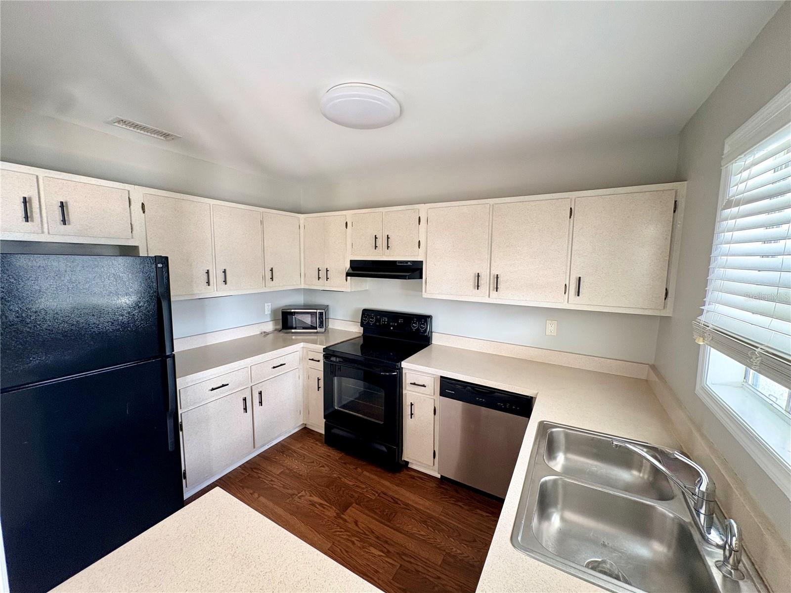 Image 10 of 44 For 204 Pompano Drive Se D