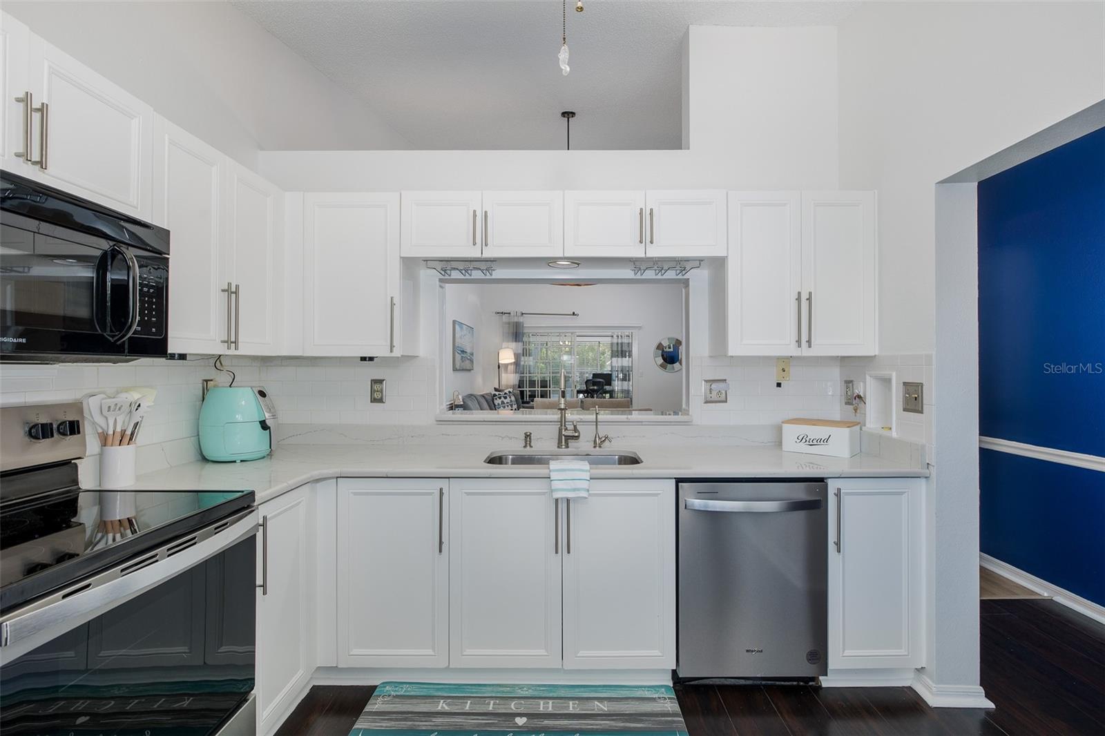 Image 5 of 29 For 2155 Elm Street 707