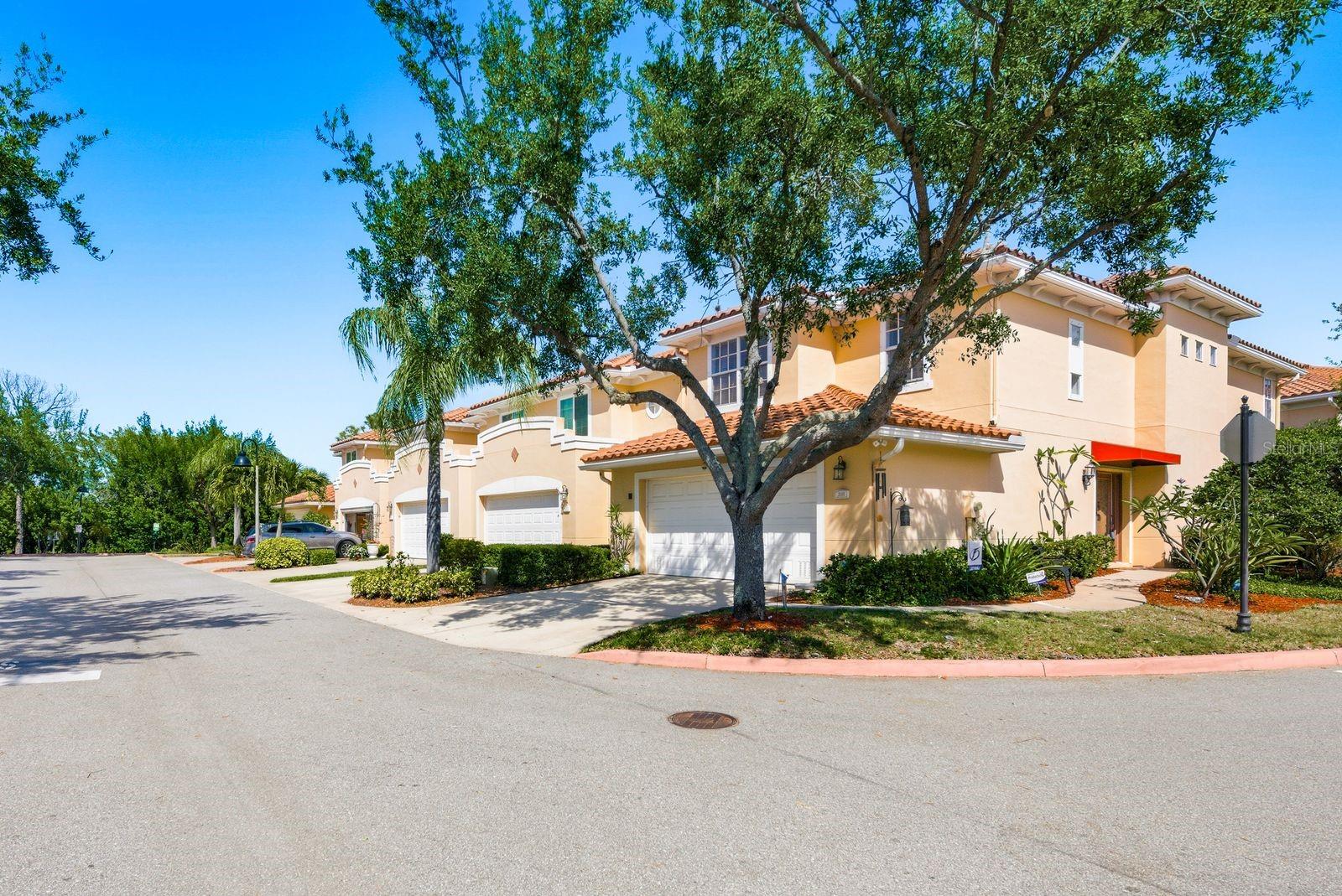 Image 43 of 51 For 208 Valencia Circle