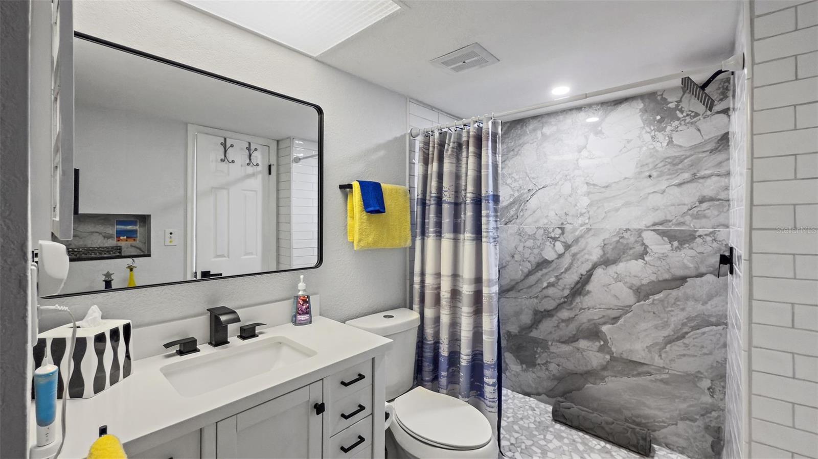 Image 19 of 29 For 4725 Cove Circle 704