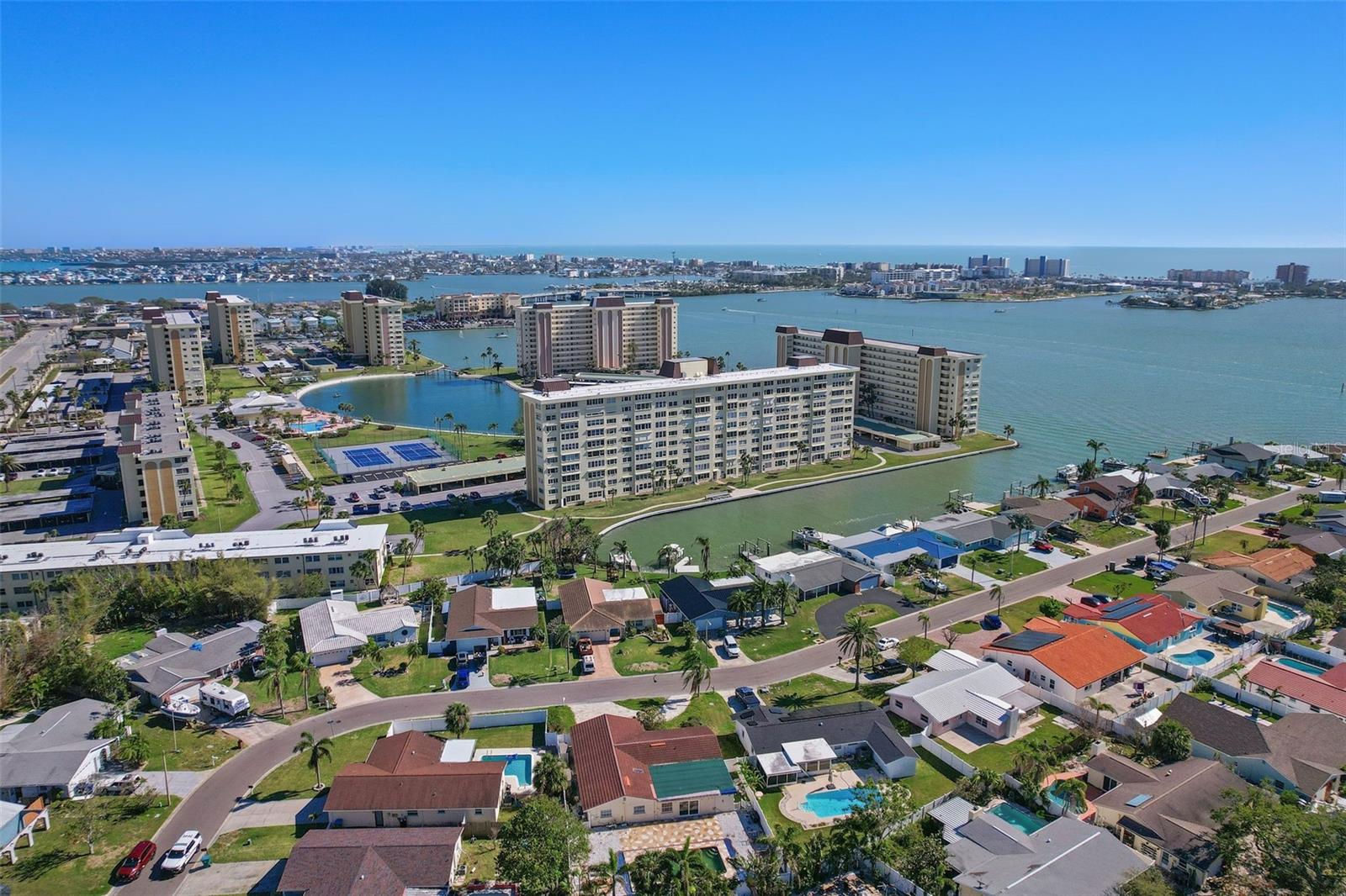 Image 20 of 29 For 4725 Cove Circle 704