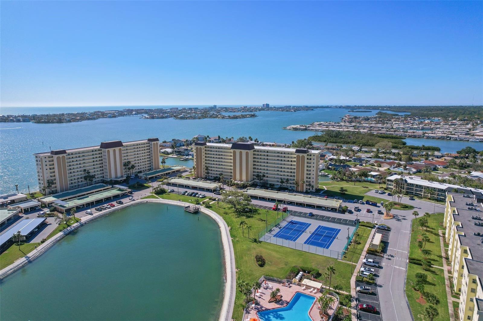 Image 25 of 29 For 4725 Cove Circle 704