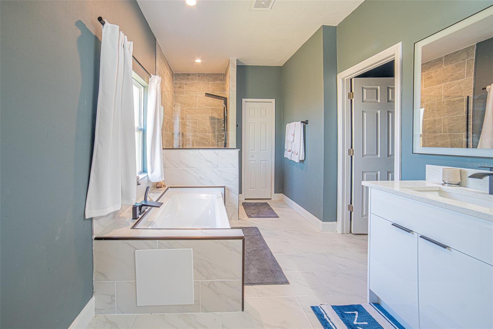 Listing photo id 12 for 7035 Brickell Court