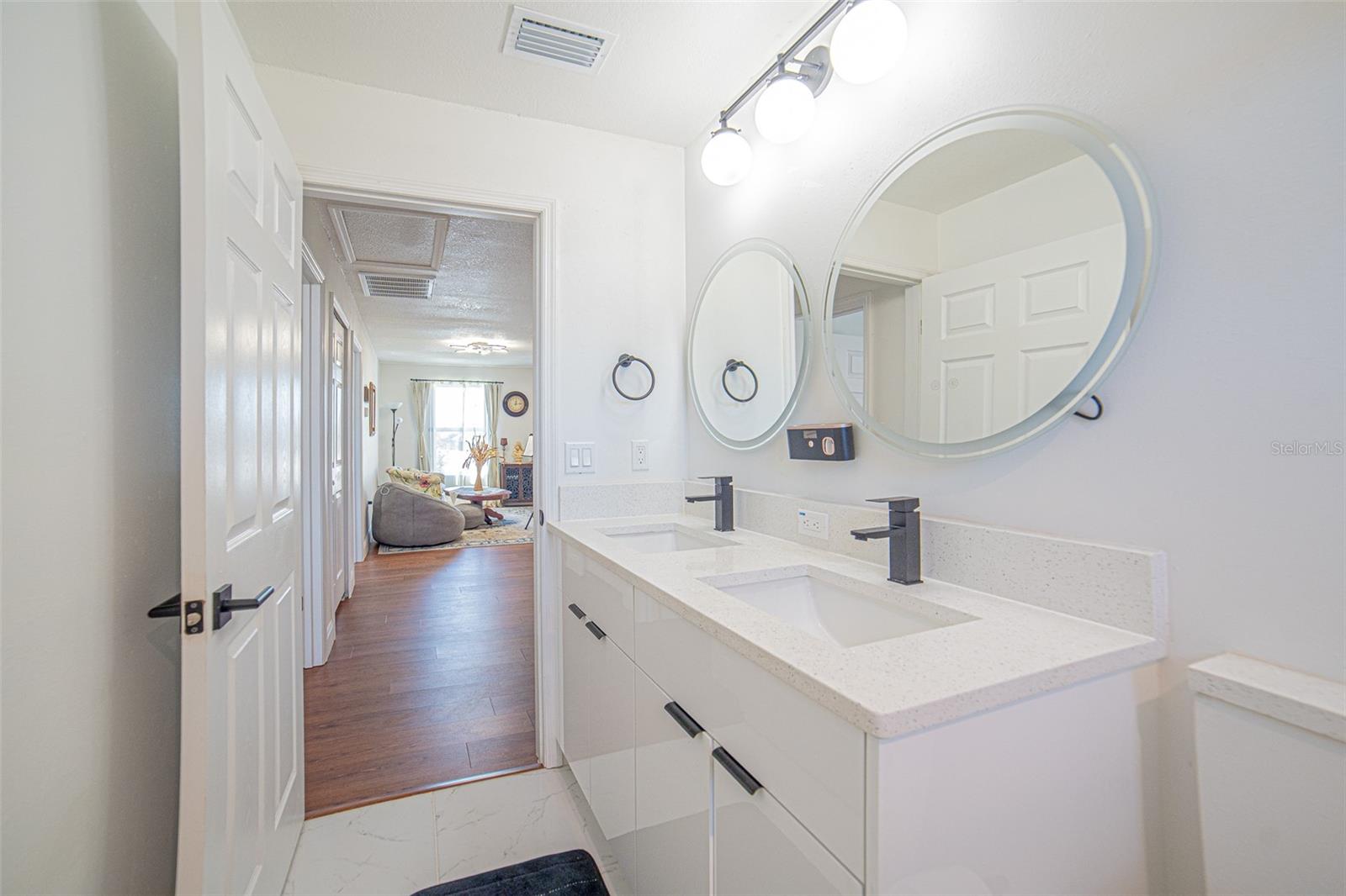 Listing photo id 21 for 7035 Brickell Court