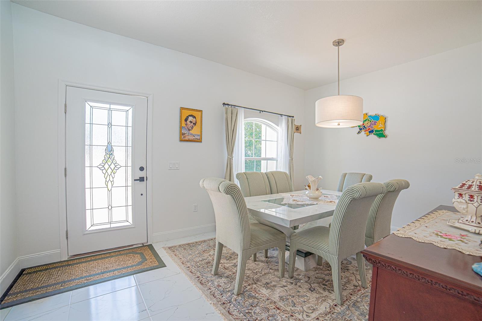 Listing photo id 2 for 7035 Brickell Court