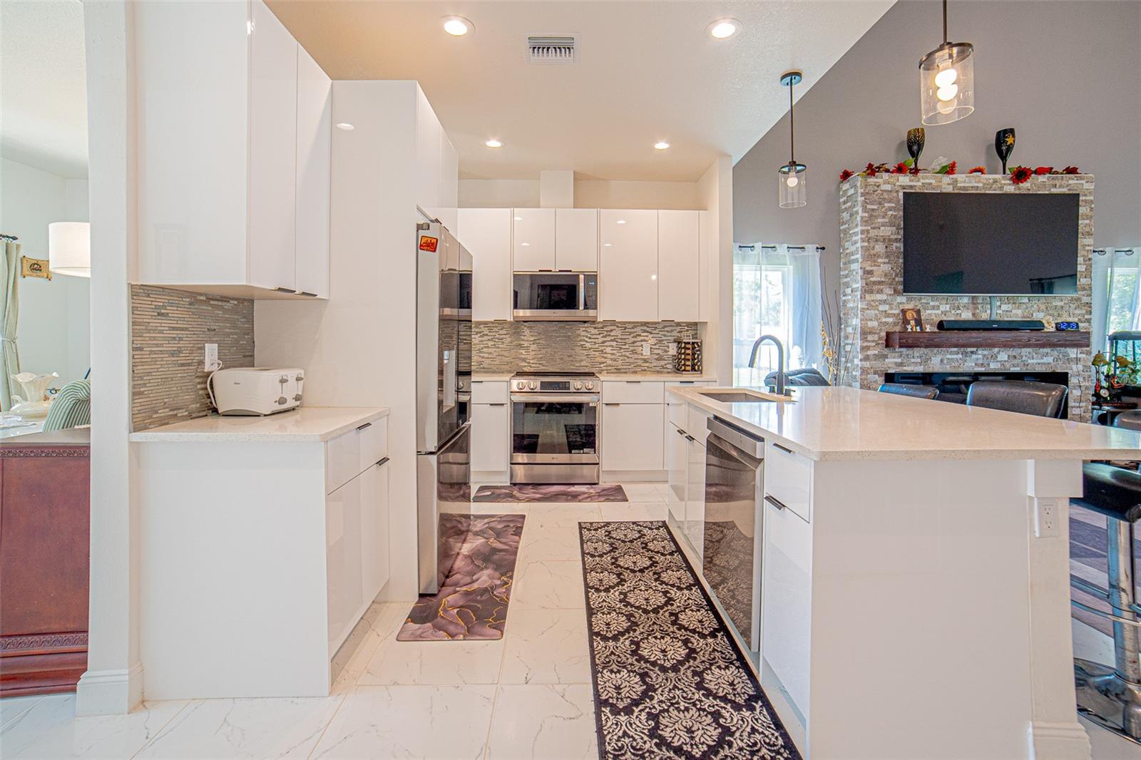 Listing photo id 5 for 7035 Brickell Court