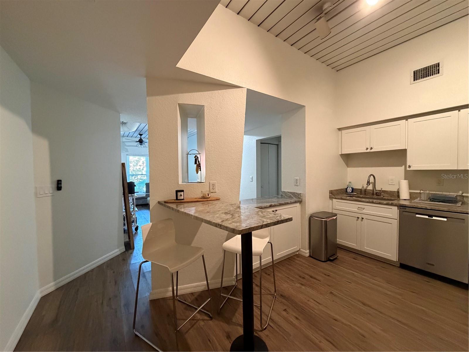 Image 11 of 23 For 2421 Horatio Street 817