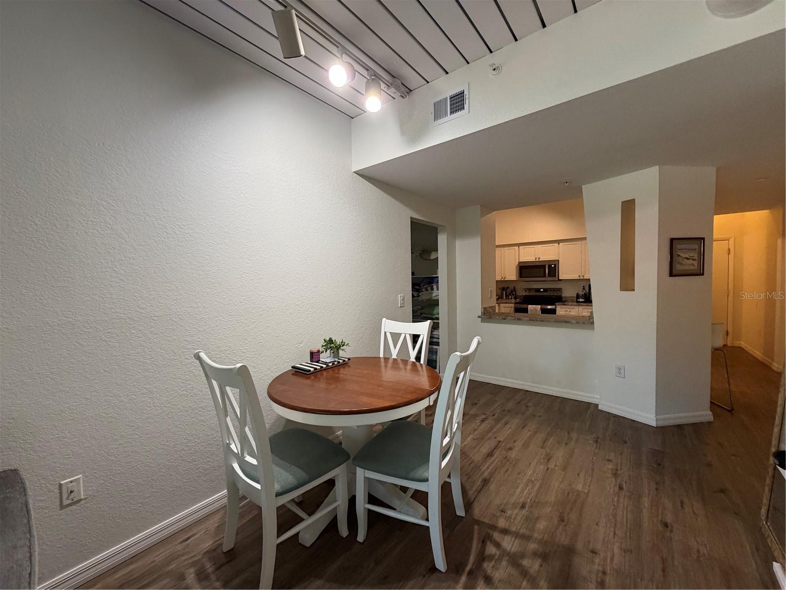 Image 14 of 23 For 2421 Horatio Street 817