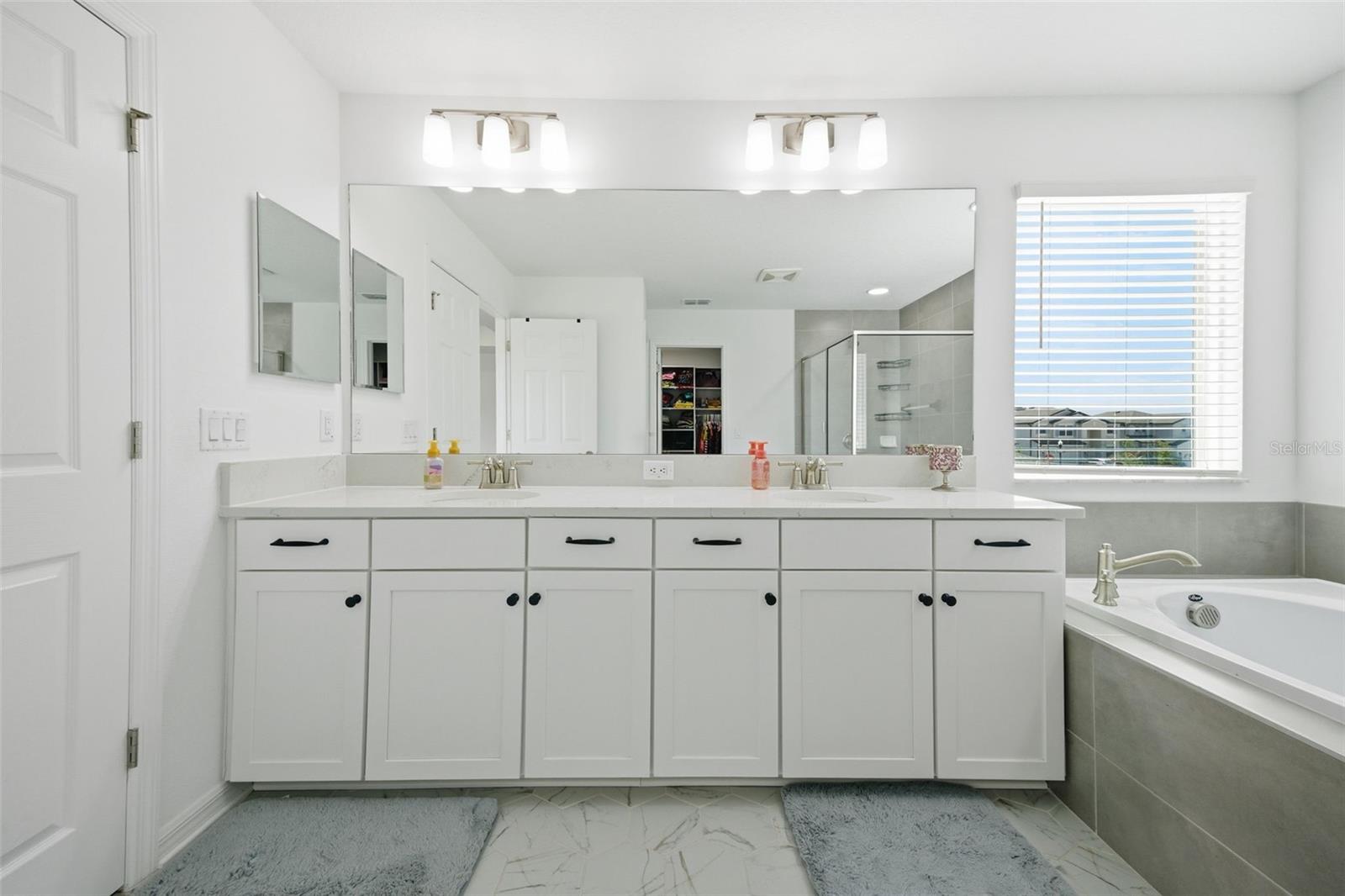 Listing photo id 54 for 7792 Notched Pine Bend