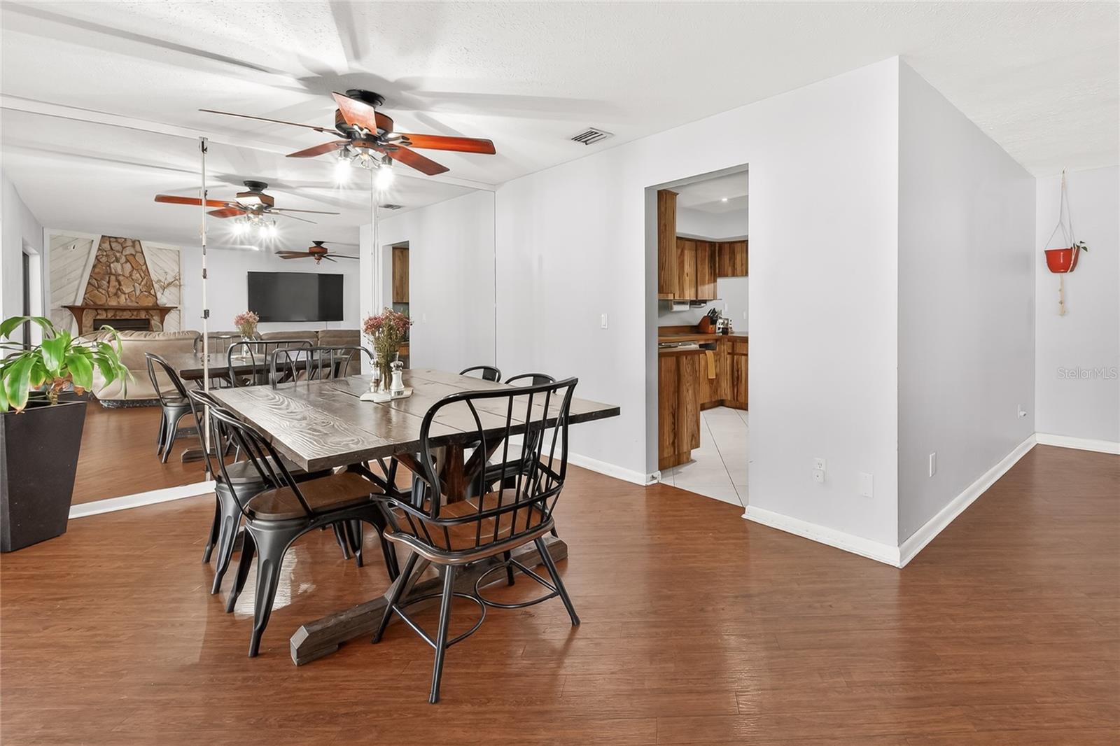 Listing photo id 9 for 18322 Swan Lake Drive