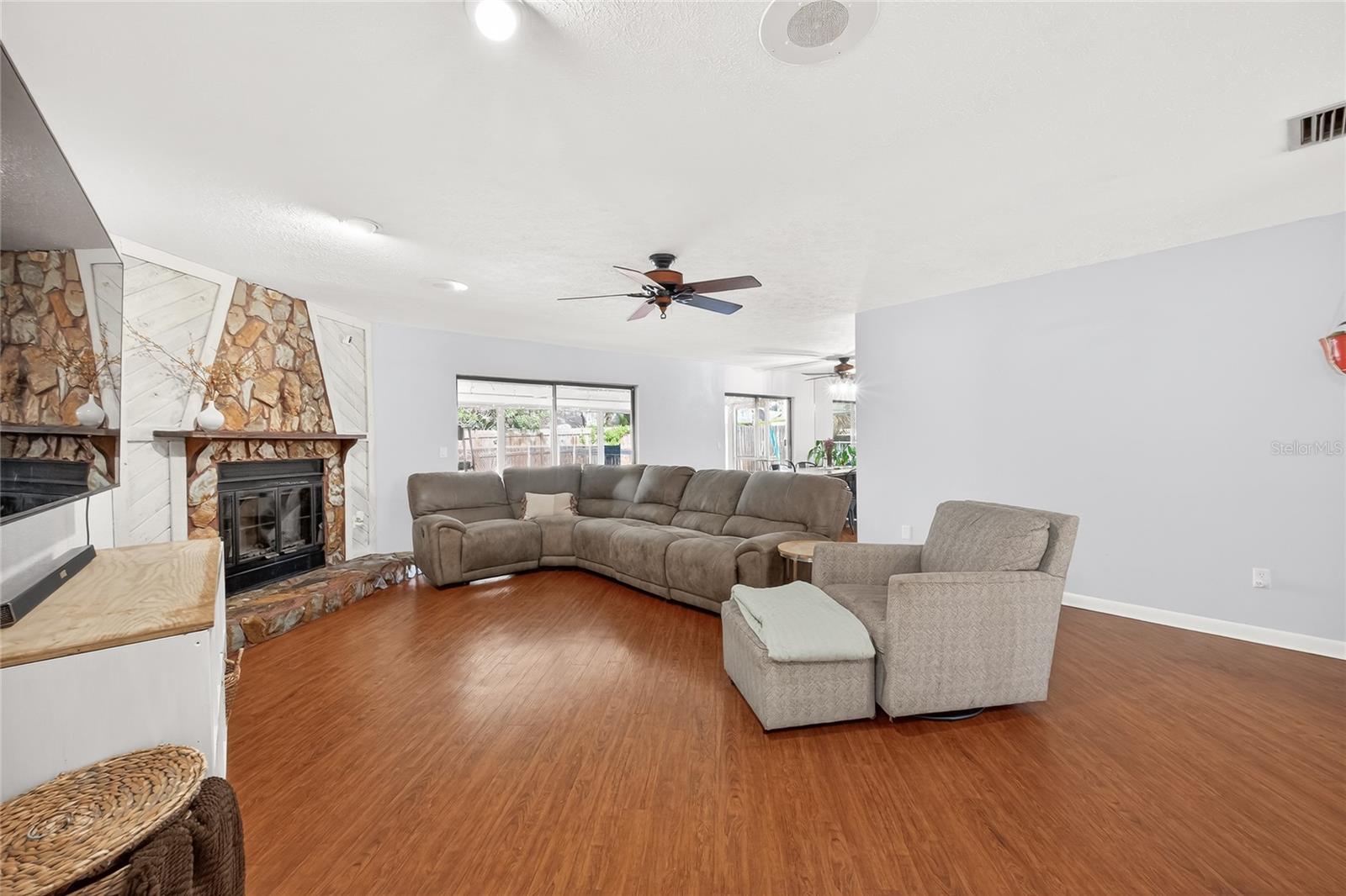 Listing photo id 11 for 18322 Swan Lake Drive