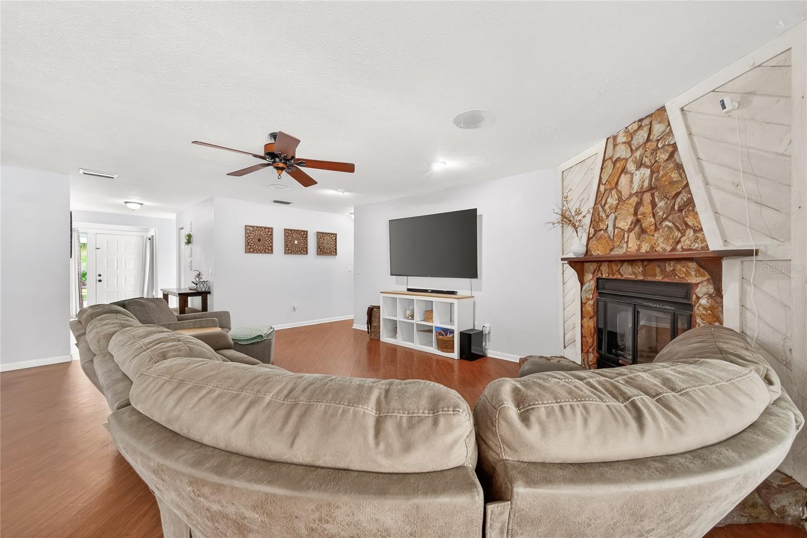 Listing photo id 12 for 18322 Swan Lake Drive