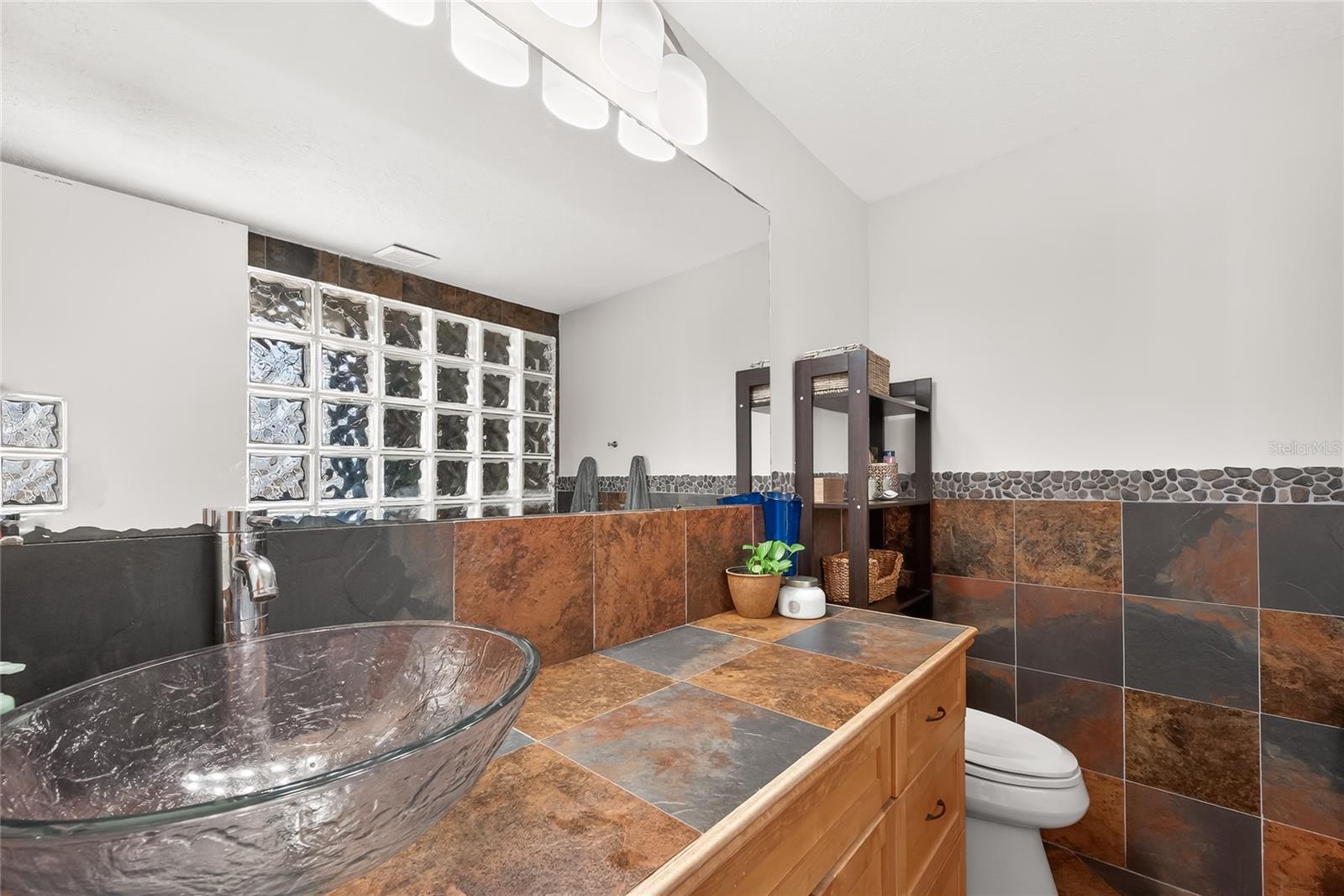 Listing photo id 15 for 18322 Swan Lake Drive