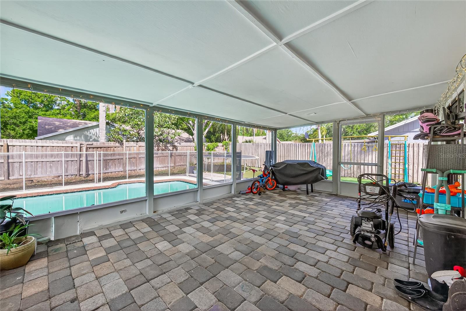 Listing photo id 19 for 18322 Swan Lake Drive