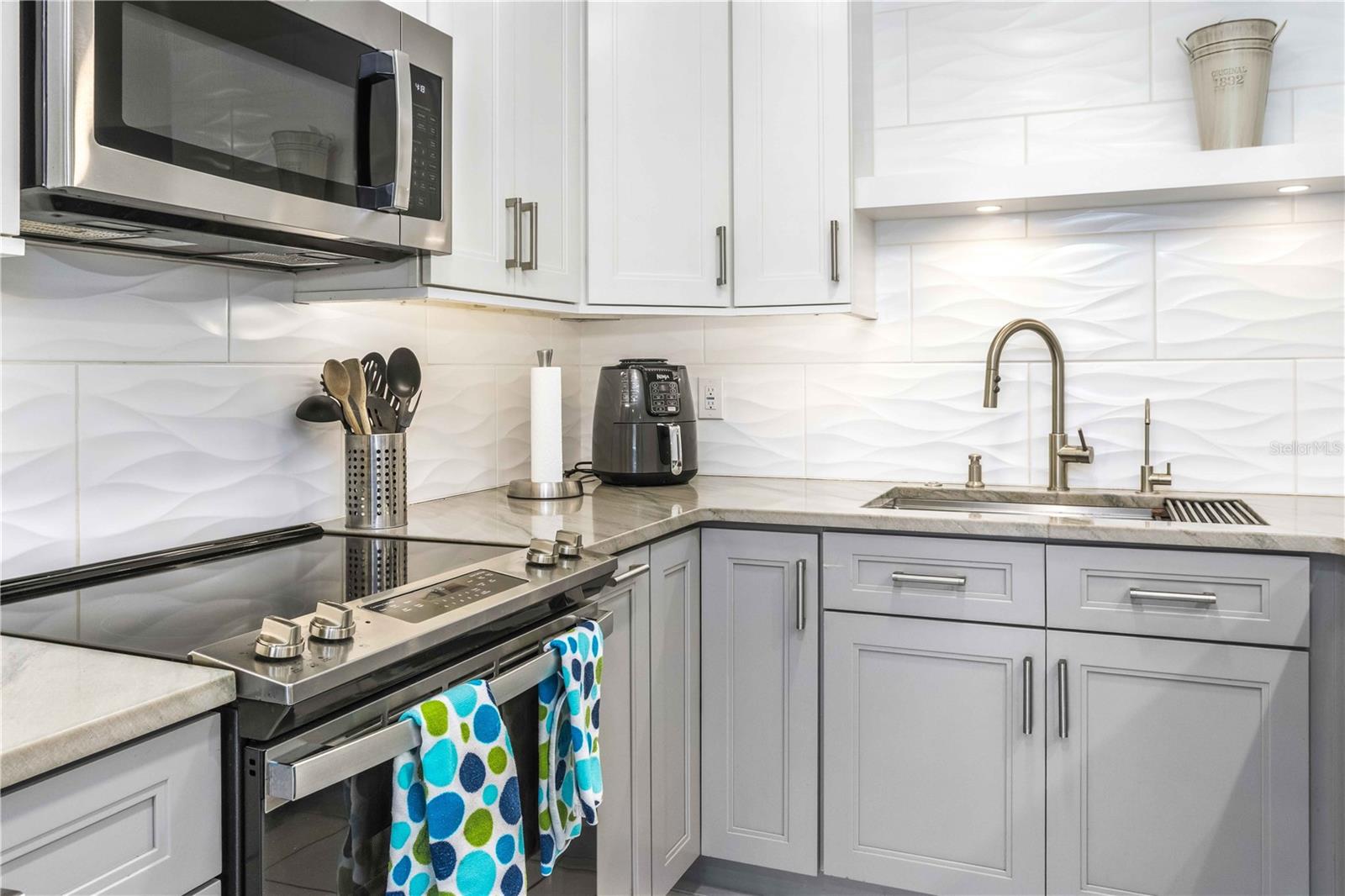 Image 11 of 45 For 105 Island Way 142