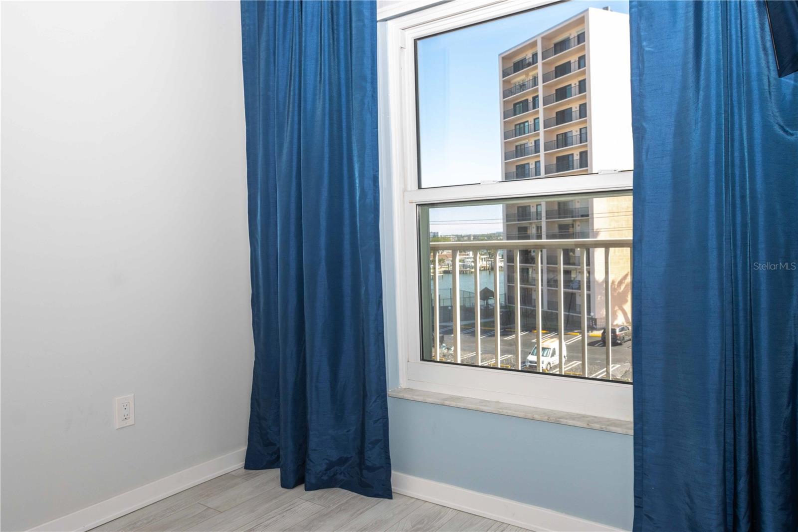 Image 28 of 45 For 105 Island Way 142