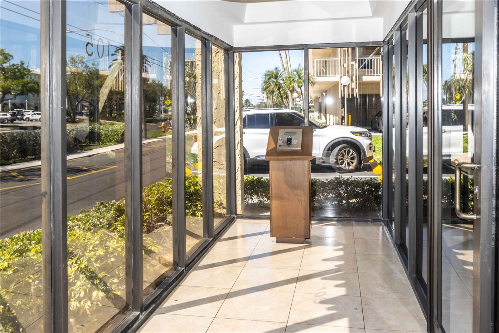 Image 32 of 45 For 105 Island Way 142