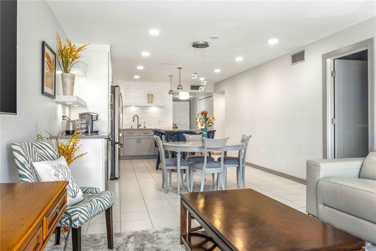 Image 4 of 45 For 105 Island Way 142