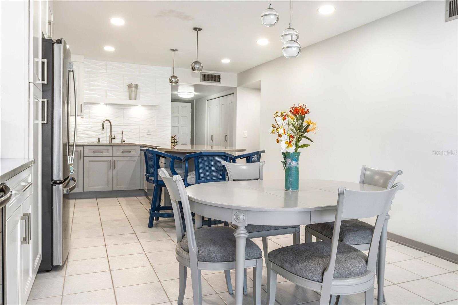 Image 6 of 45 For 105 Island Way 142